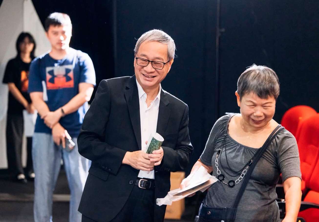 文化部長李遠日前出席台語片70週年活動，遇見資深影迷葉金杏。她靠賣口香糖、資源回收攢錢，30年來持續支持台灣電影，近期再捐出10萬元。(圖 : 李遠臉書)