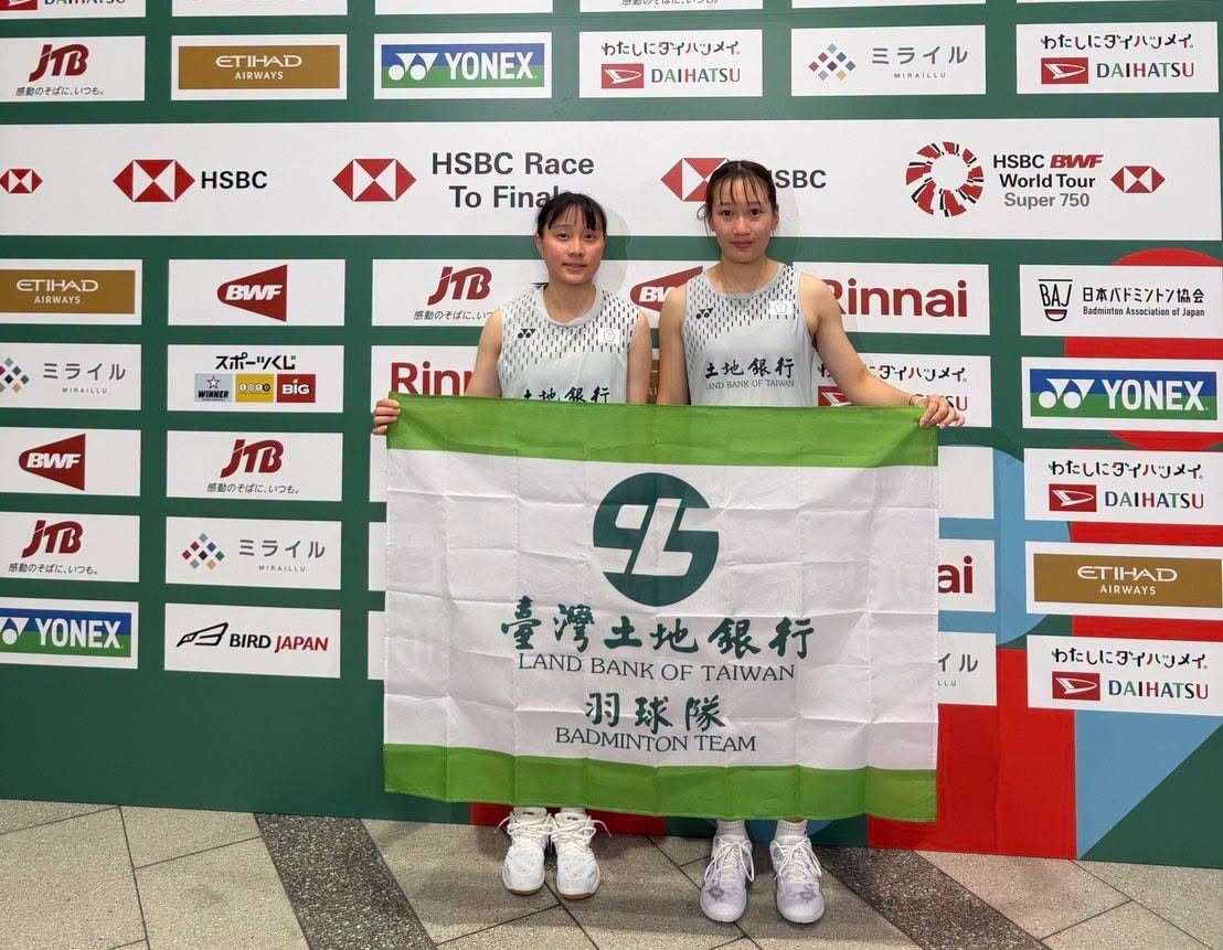 世界羽球總會(BWF)超級750系列的中國羽球大師賽，台灣女將許尹鏸(右)今天(3日)單日雙戰，先後在混雙、女雙賽場亮相，而且最後都如願取得勝利，攜手搭檔劉廣珩、林芝昀(左)搶下8強席次。資料照。(圖 : 土地銀行羽球隊)