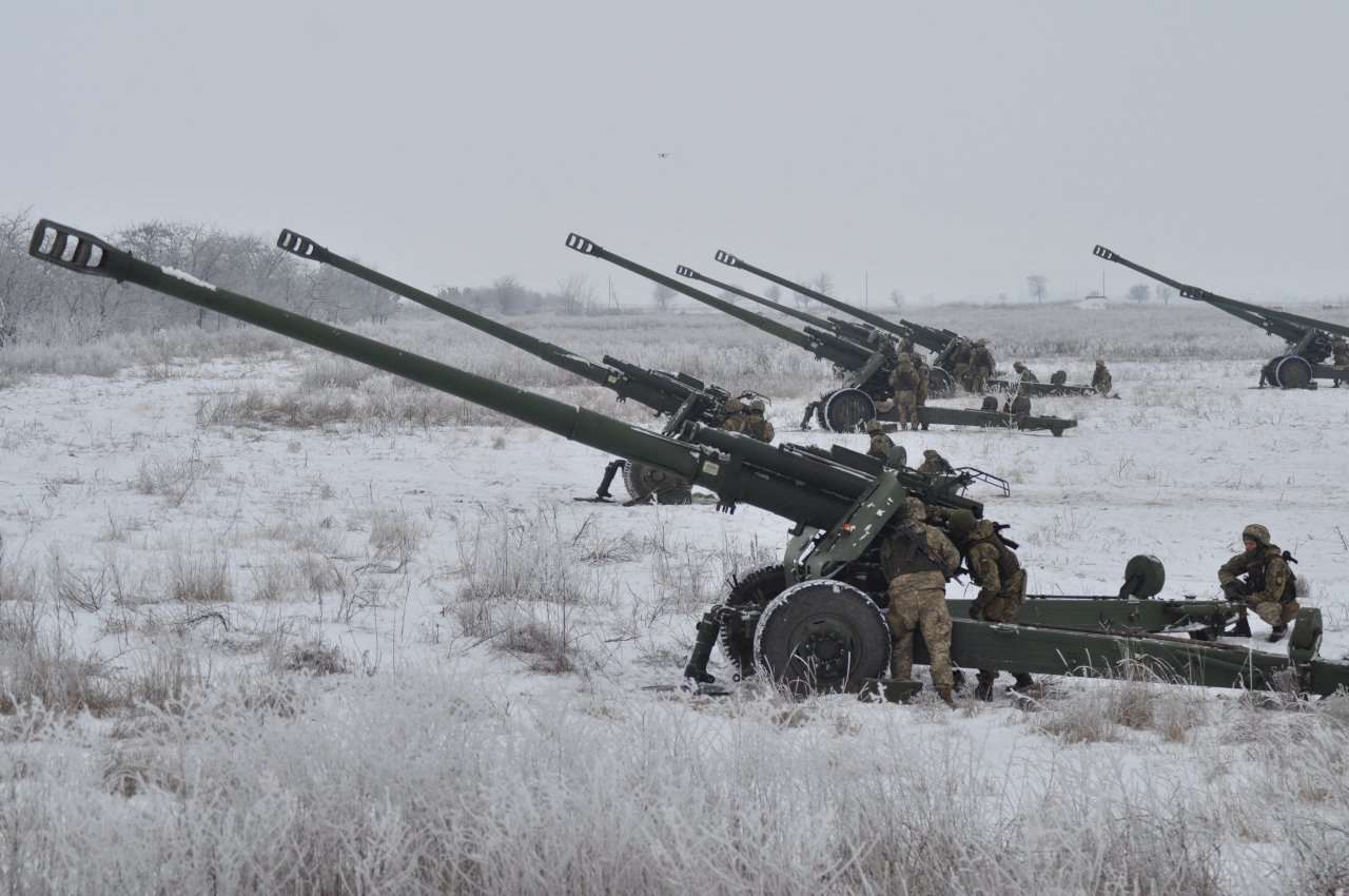 紐時揭烏克蘭軍購黑幕，烏克蘭軍事採購因詐欺、浪費與管理失當，僅2024年就損失達12億美元。圖為烏克蘭士兵2022年1月間在烏俄邊境，進行榴彈砲實彈射擊。 (檔案照)