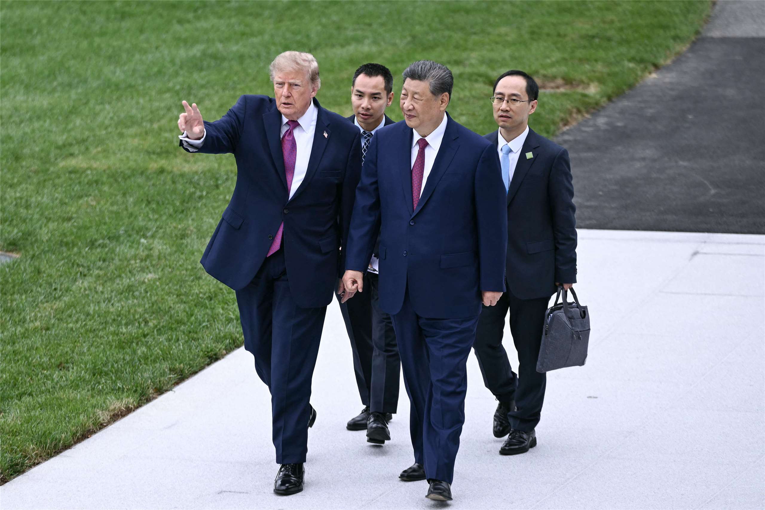 美國總統川普在華盛頓特區白宮南草坪與中國國家主席習近平舉行雙邊會晤後參觀白宮。(AFP)