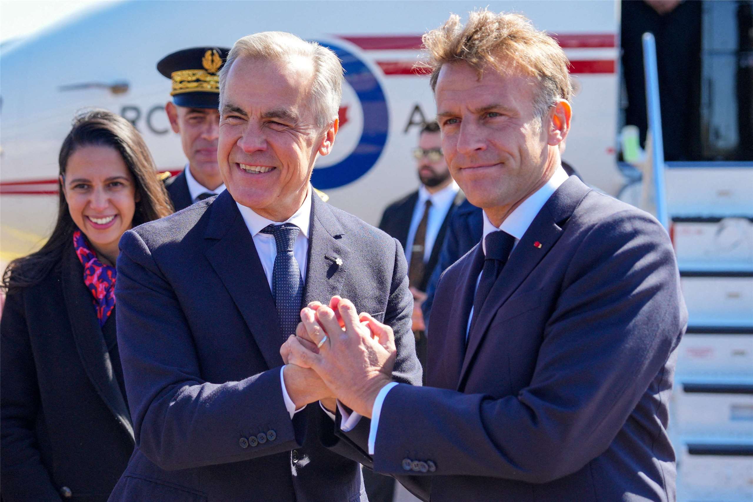 加拿大總理卡尼(Mark Carney)(左)與法國總統馬克宏(Emmanuel Macron)(右)在法屬聖皮耶與密克隆群島會晤。