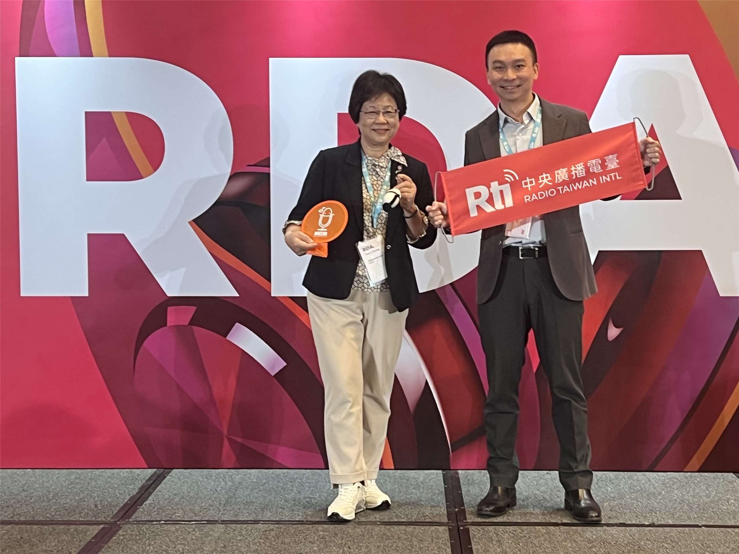 Rti中央廣播電臺副總臺長劉嘉偉(右)與國立教育廣播電台臺長黃月麗(左)共同出席Radiodays Asia 2026，邀請全球聲音產業夥伴2027年相聚臺灣。