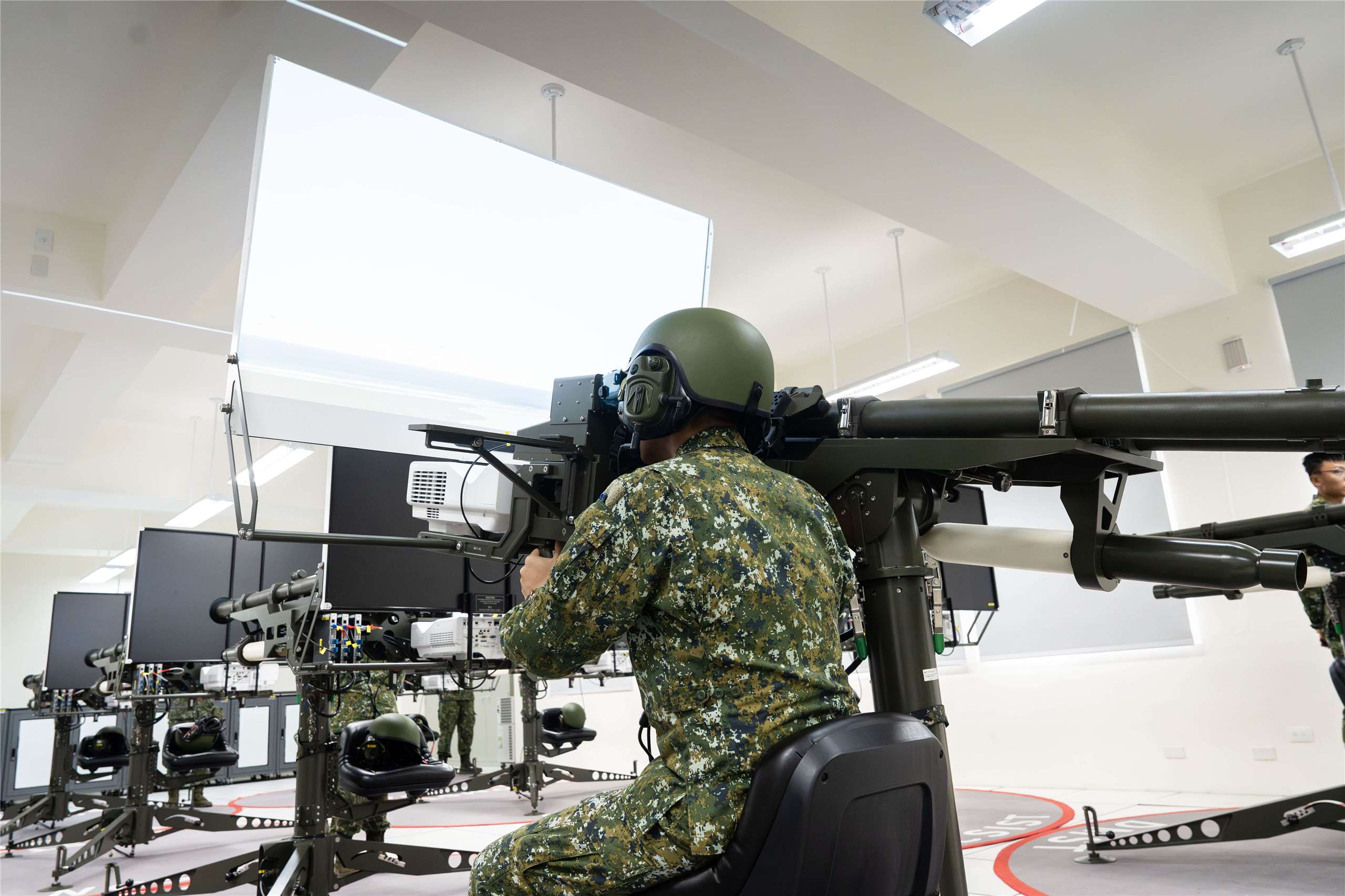 陸軍砲訓部22日首公開由中科院研制的「雙聯裝刺針飛彈模擬器」，可模擬還原作戰真實場景，驗證官兵作戰能力。(楊仁翔 攝)