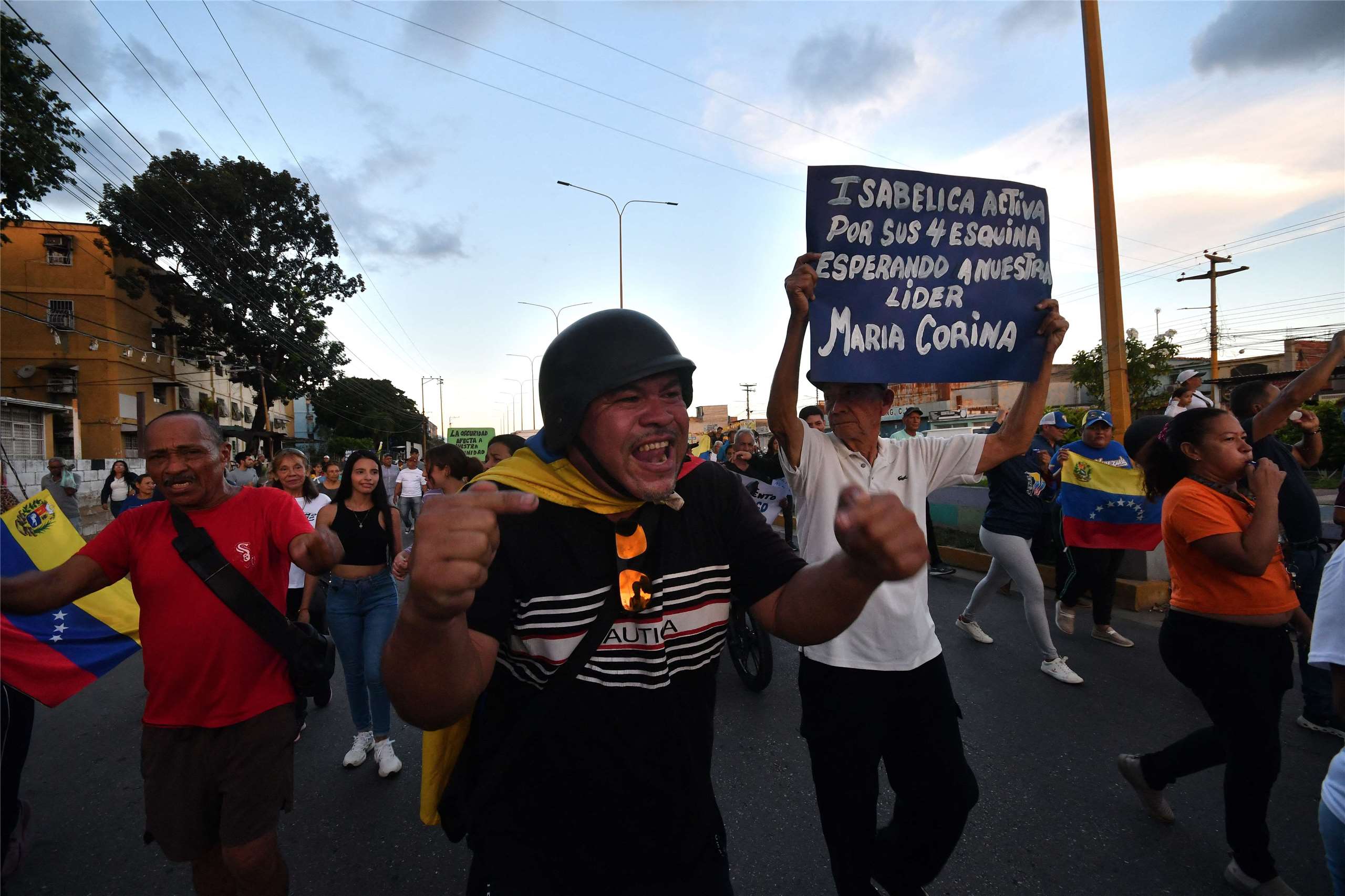 委內瑞拉反對派領袖馬查多(Maria Corina Machado)支持者27日走上街頭，要求讓馬查多安全返國。(AFP)