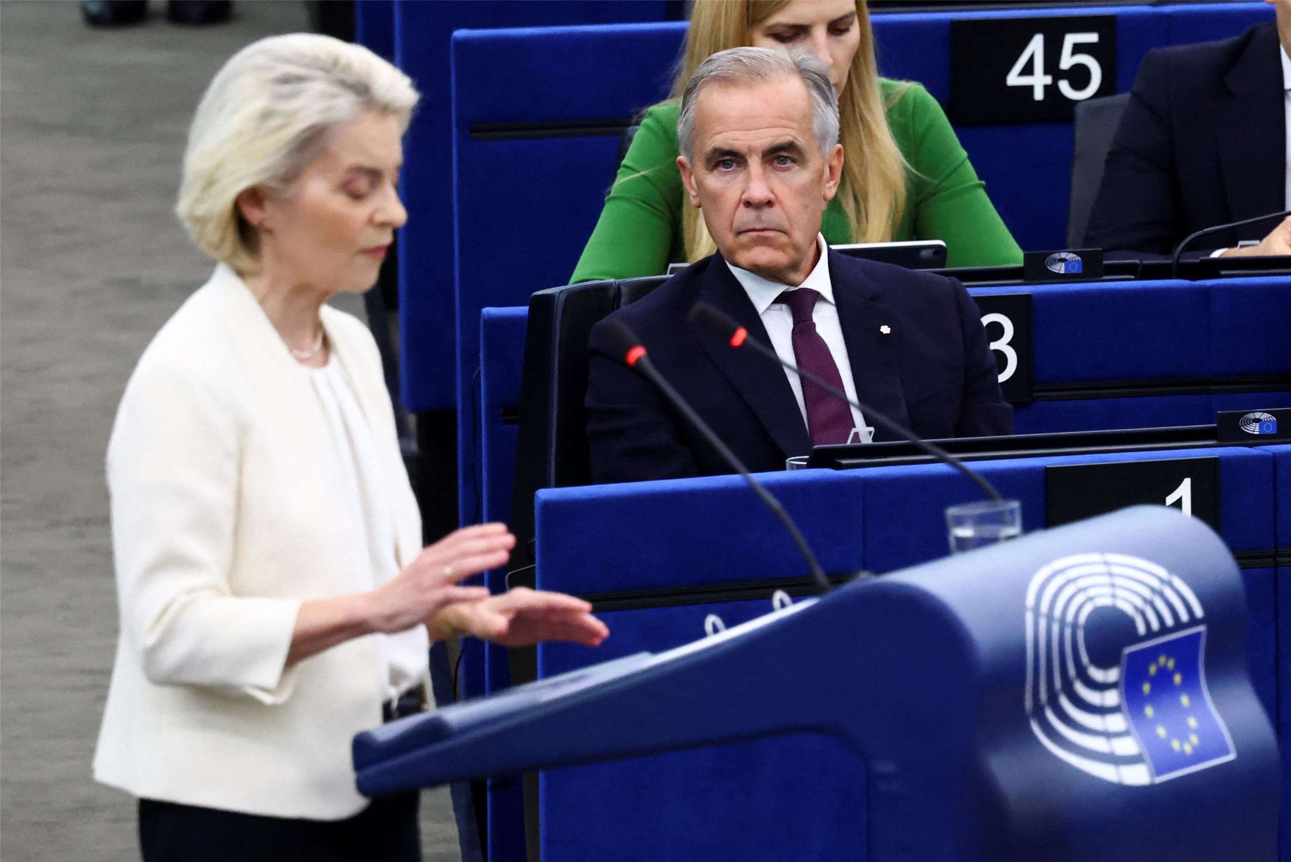 歐盟委員會主席范德賴恩(Ursula von der Leyen)(左)發表年度「歐盟情勢」演說。右為加拿大總理卡尼(Mark Carney)。