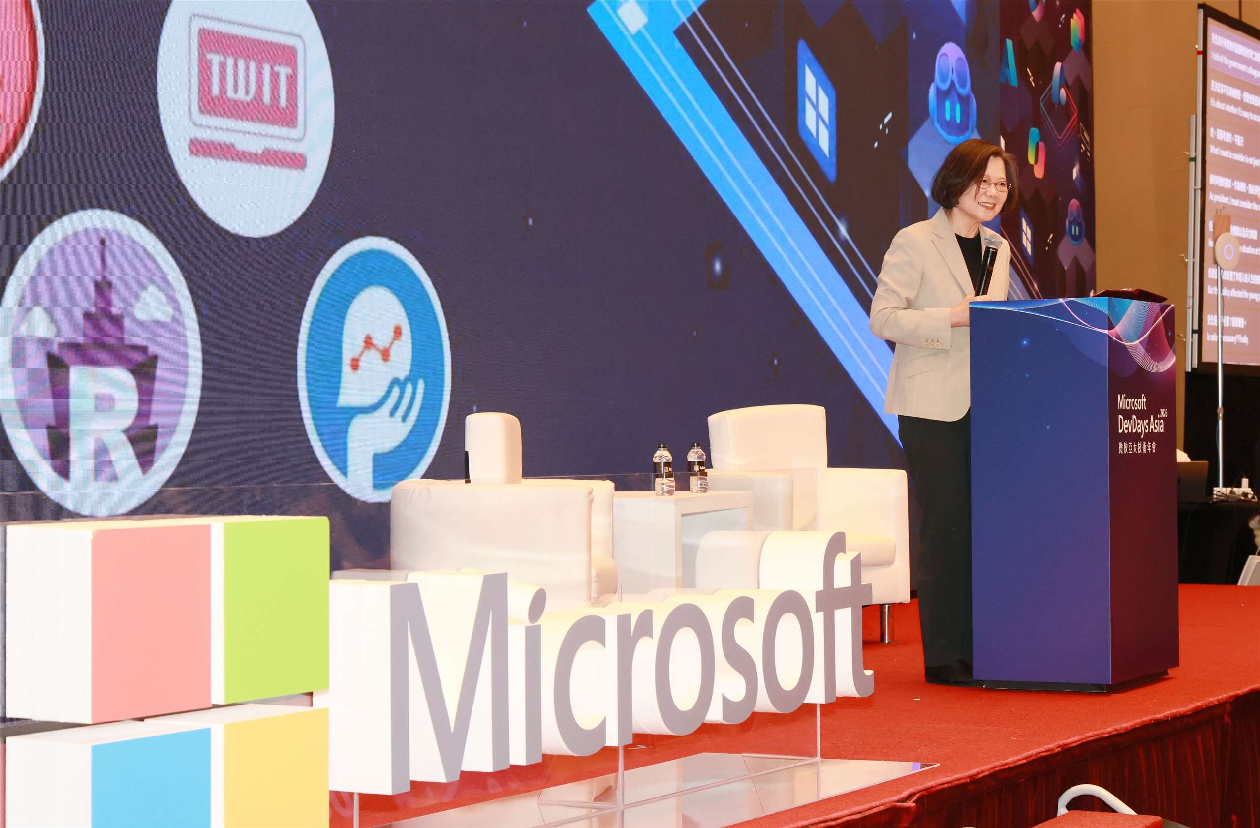 前總統蔡英文21日晚間出席「DevDays Asia 2026 She Builds 社群夜」發表演講。（蔡英文辦公室提供）
