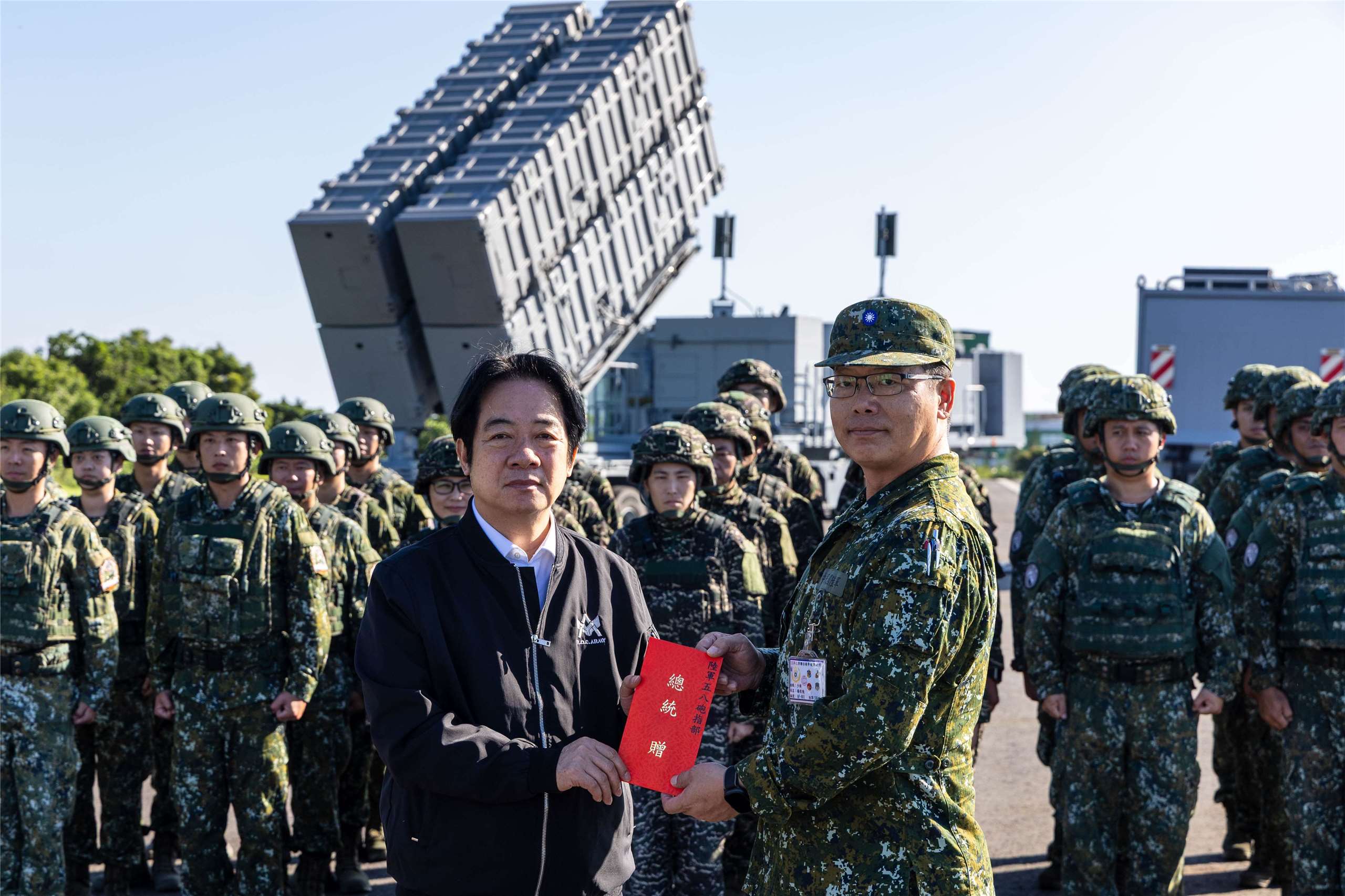 賴清德總統18日前往屏東視導「三軍聯合精準飛彈射擊」，並頒發加菜金慰勉官兵辛勞。(總統府提供)