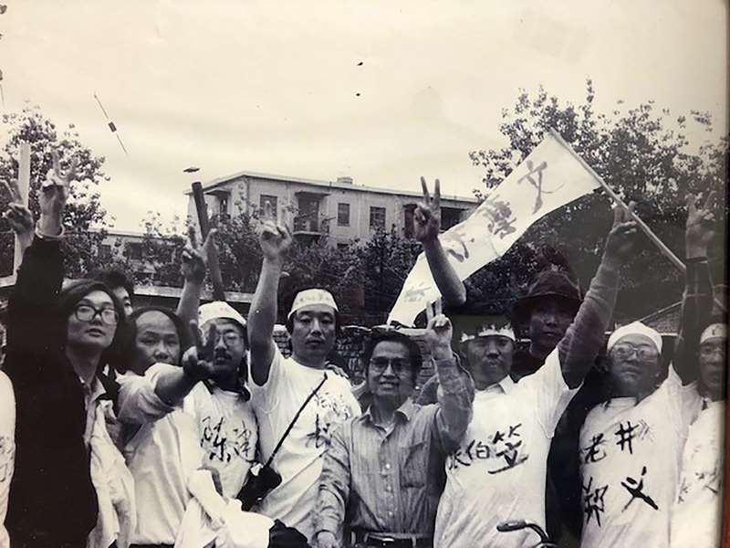 八九民運爆發後，「河殤」總撰稿人、作家蘇曉康（右四）曾與多名知識分子上街聲援學生。（蘇曉康提供）