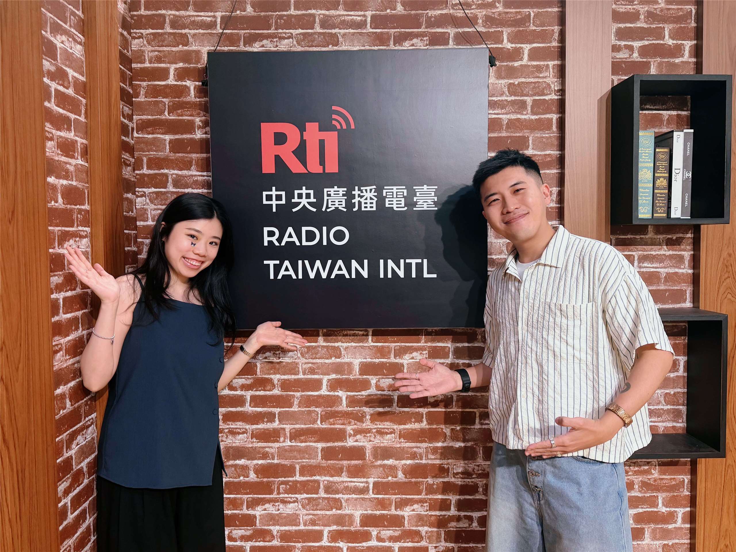 內克（右）與張仁與（左）之合照