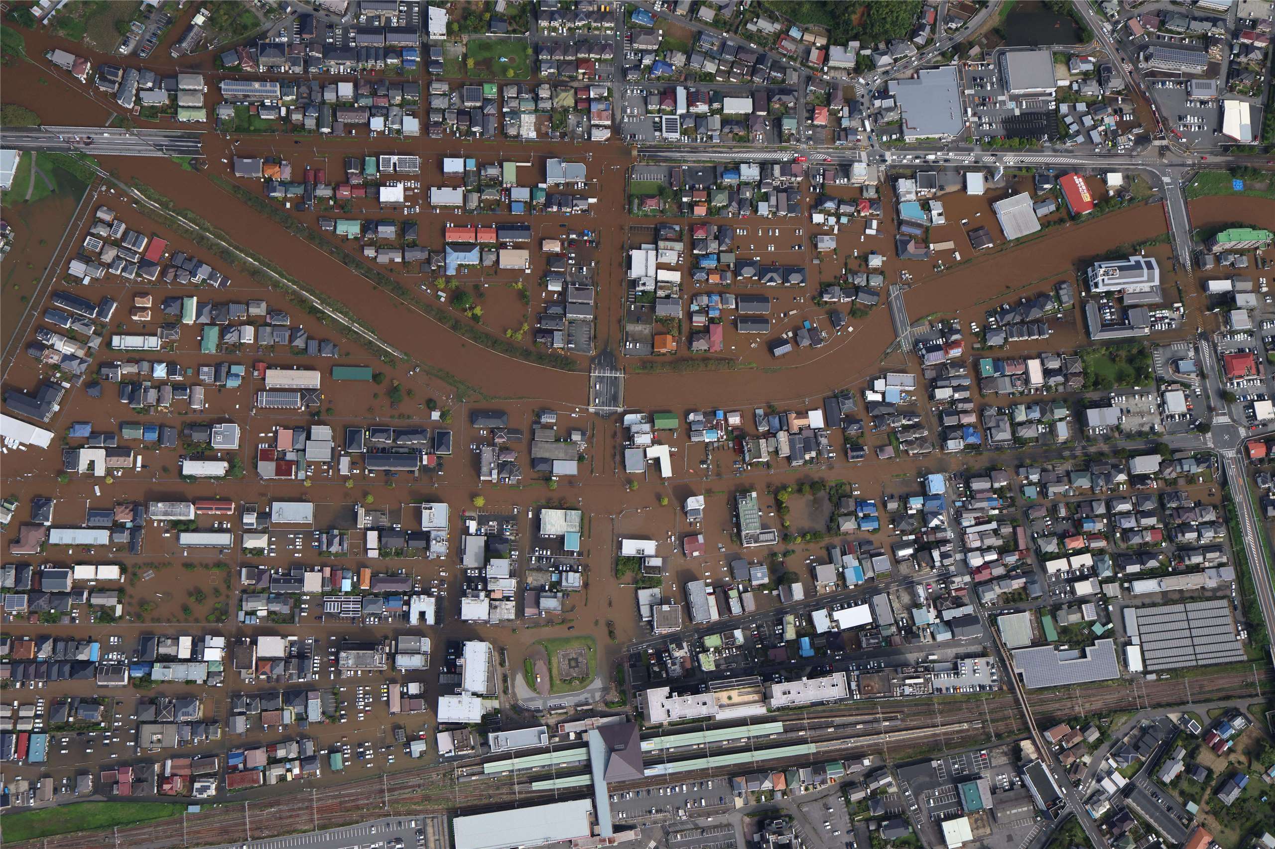 日本千葉縣佐倉市22日因颱風「杜鵑」帶來大雨後，JR 佐倉站周圍的住宅區被淹沒。(AFP)
