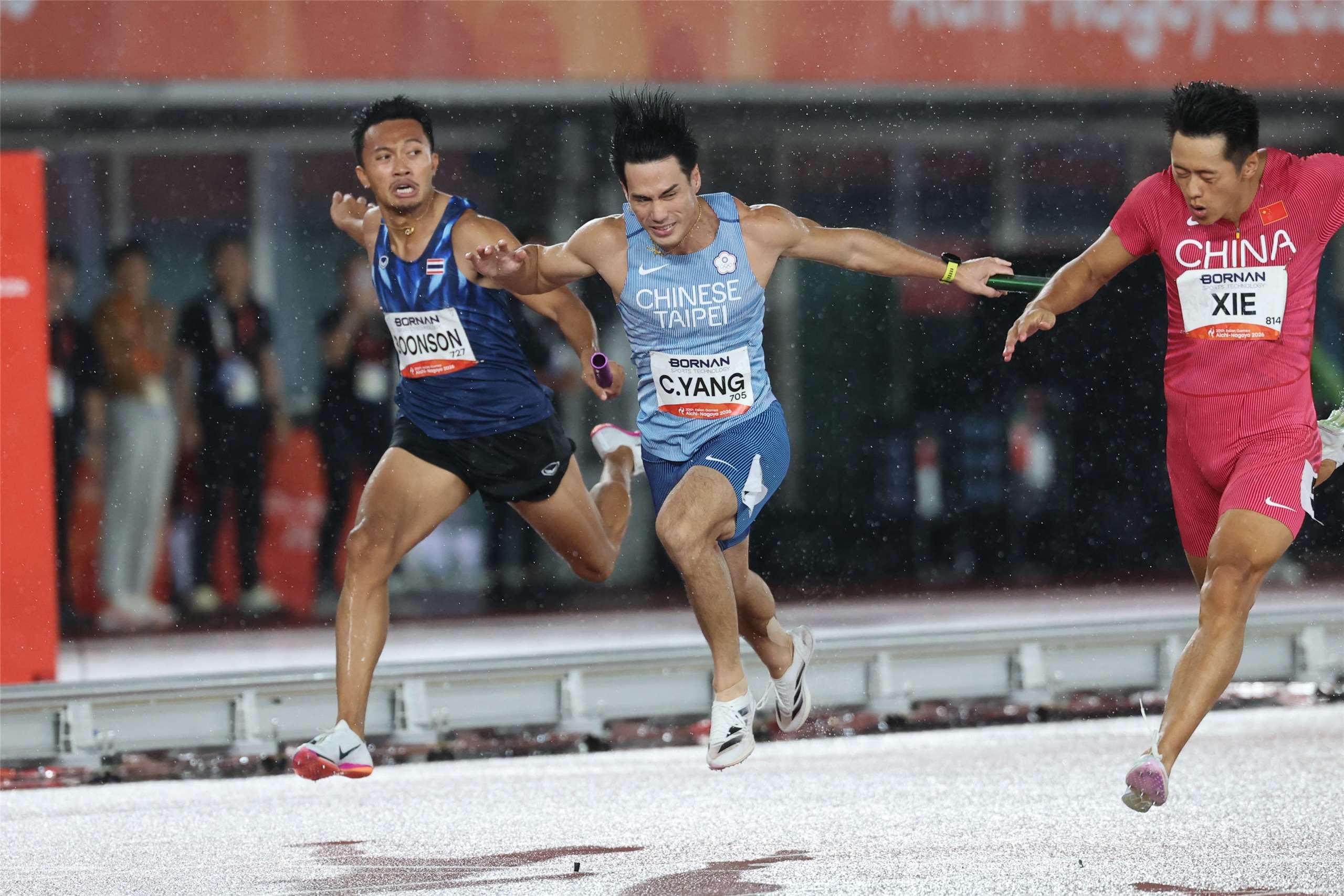 台灣男子4X100公尺接力隊28日晚間在名古屋亞運決賽跑出38秒32摘下銀牌，最後一棒楊俊瀚(中)賣力衝刺終點。(中華代表團提供)