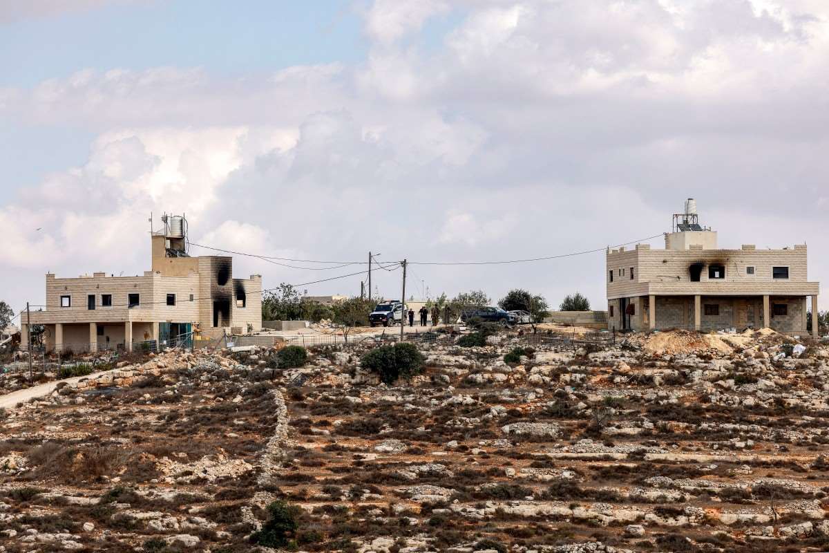 以色列占領的約旦河西岸(West Bank)地區當局和居民表示，超過100名以色列屯墾者今天(29日)清晨襲擊了約旦河西岸北部村莊賈盧德(Jalud)，造成以色列安全部隊3名人員受傷，2棟巴勒斯坦人的房屋被燒毀。(AFP)