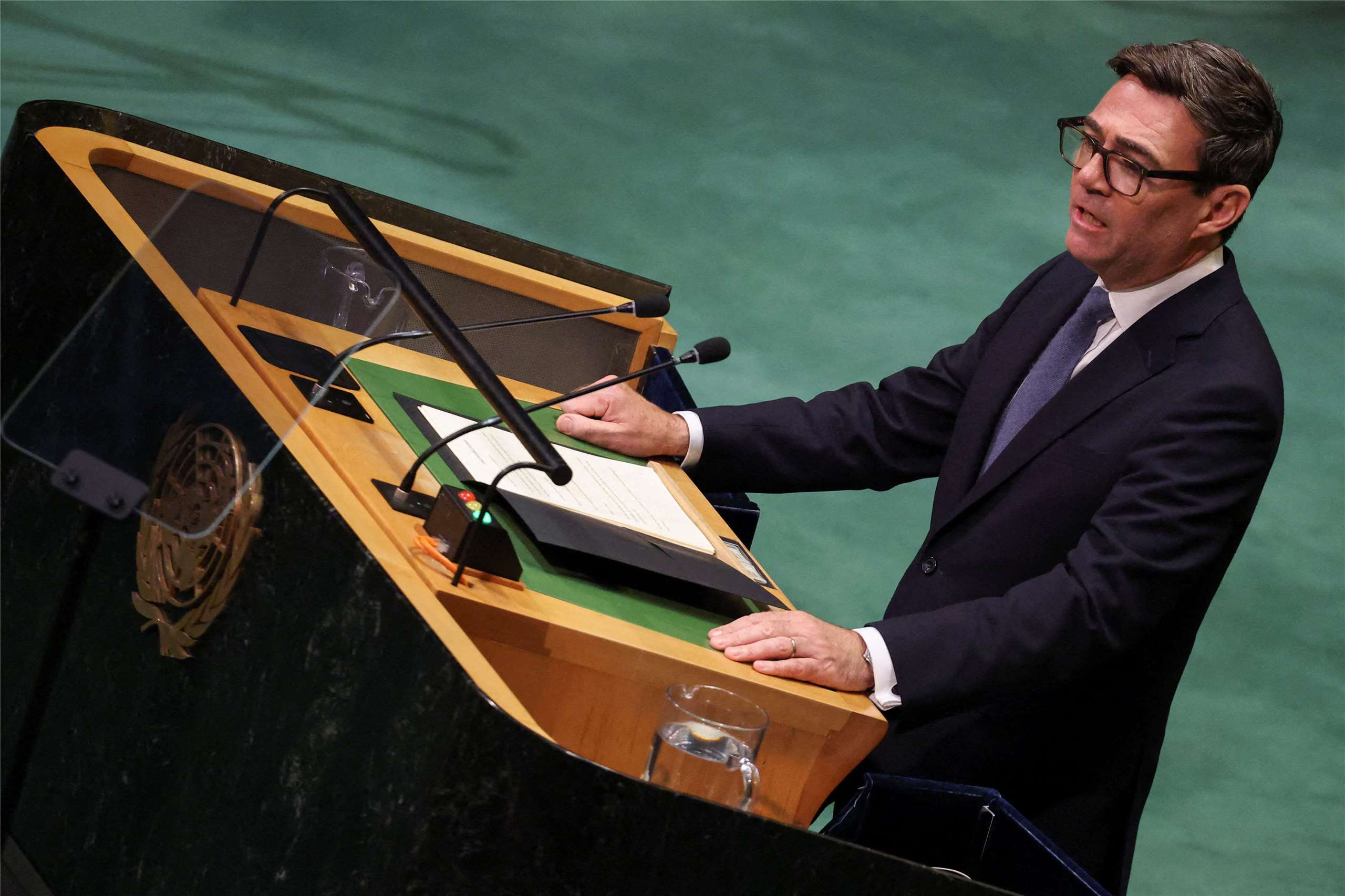 英國首相柏南紐約時間22日晚間在聯合國大會宣布，將責成情報安全機關成立「國家資訊防衛中心」，偵測敵意國家的資訊攻擊，強化溯源、遏阻與反制。