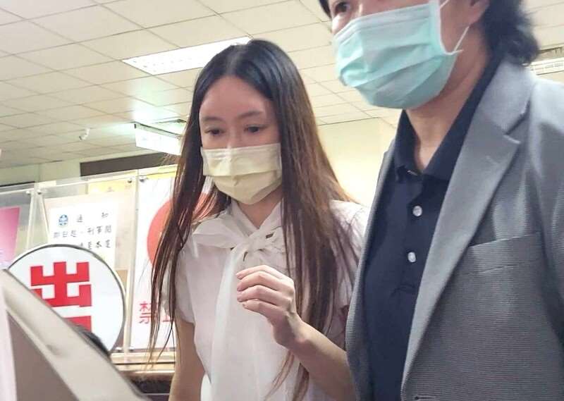 民進黨台北市黨部近日接獲多起民眾檢舉，指無黨籍台北市議員參選人陳怡君(左)部分競選廣告物使用民進黨黨徽或字樣，致使選民誤認或混淆，今天已寄發存證信函。資料照。(圖：中央社)