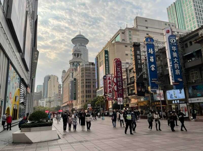 中國8月消費者物價指數(CPI)年增0.8%；生產者物價指數(PPI)年增3.8%。圖為上海知名商圈南京步行街的街景。