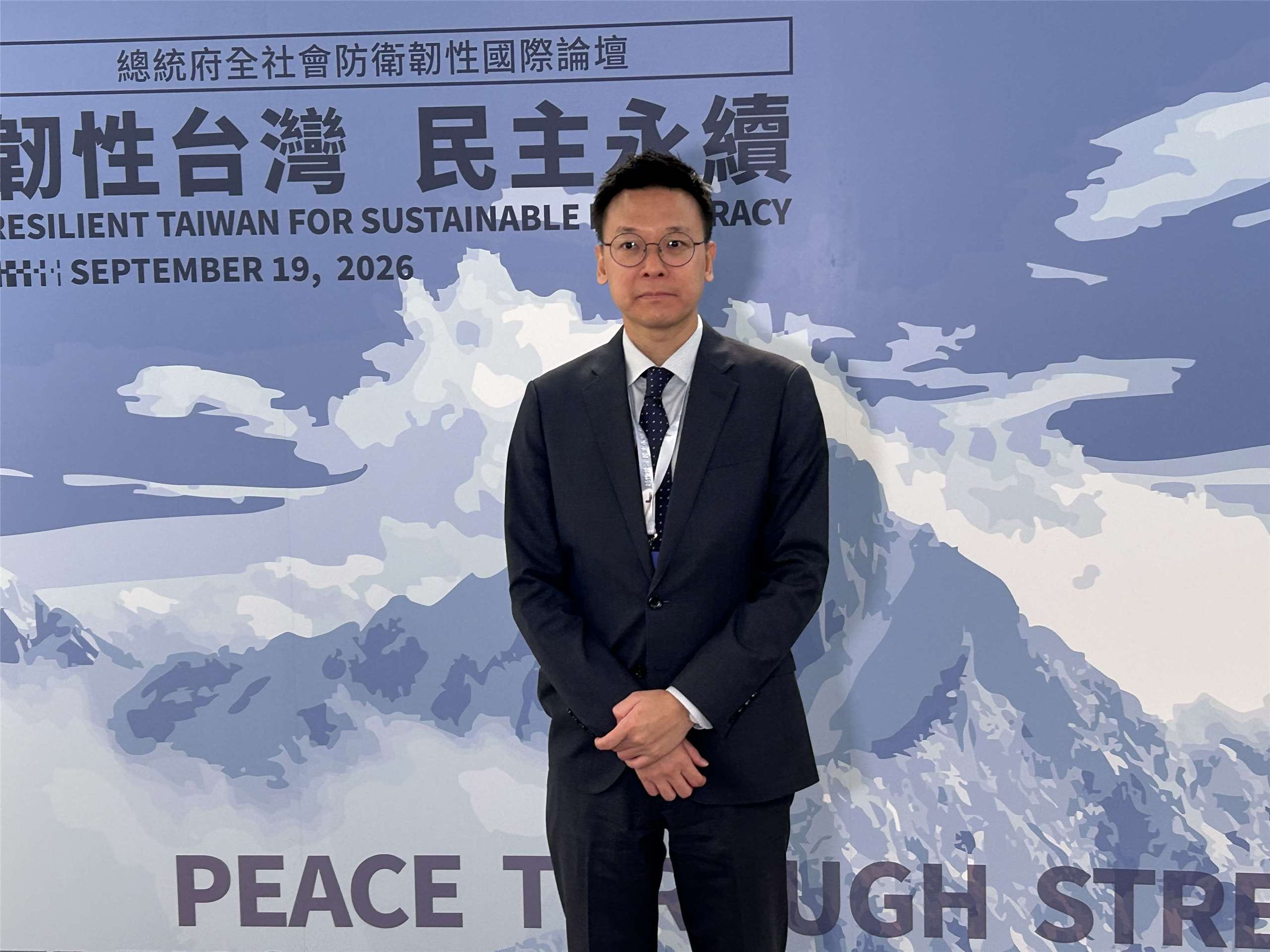 國安會副秘書長林飛帆19日出席總統府「全社會防衛韌性國際論壇」，並於場外接受媒體採訪。（趙婉淳 攝）