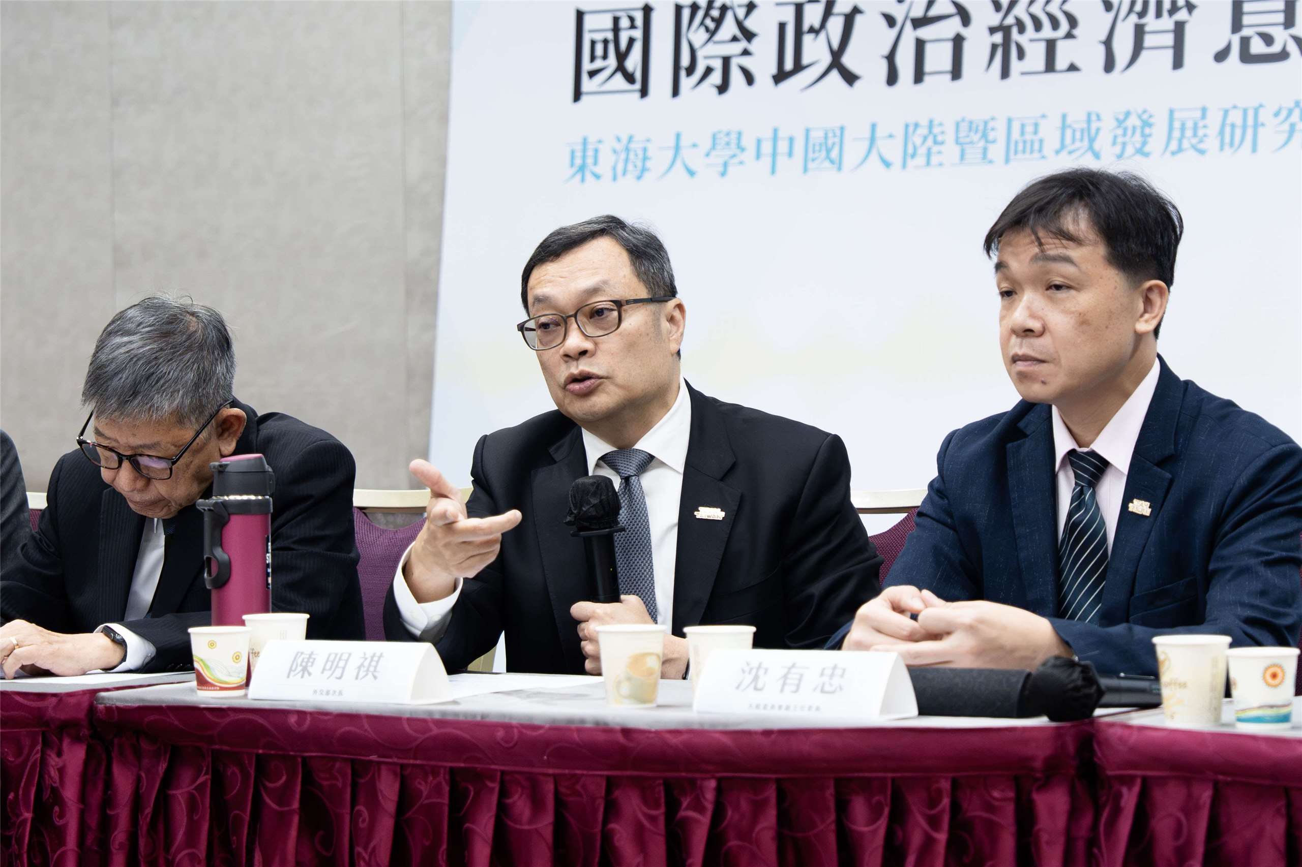 外交部次長陳明祺(中)29日出席由東海大學所舉辦的「美中高峰會的國際政治經濟意涵」論壇時表示，不論從官方的論述或實際的外交接觸，都顯示川習會後美國的對台政策沒有改變。(楊仁翔 攝)
