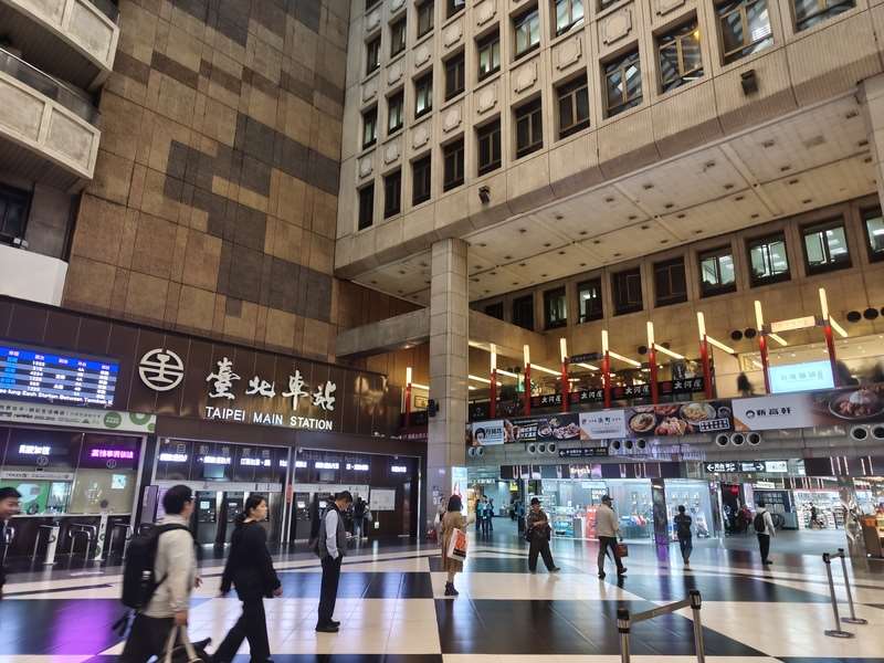 台北車站大廳「黑白棋盤格」招牌地坪，據了解，可能在明年春節疏運後展開翻新。資料照。