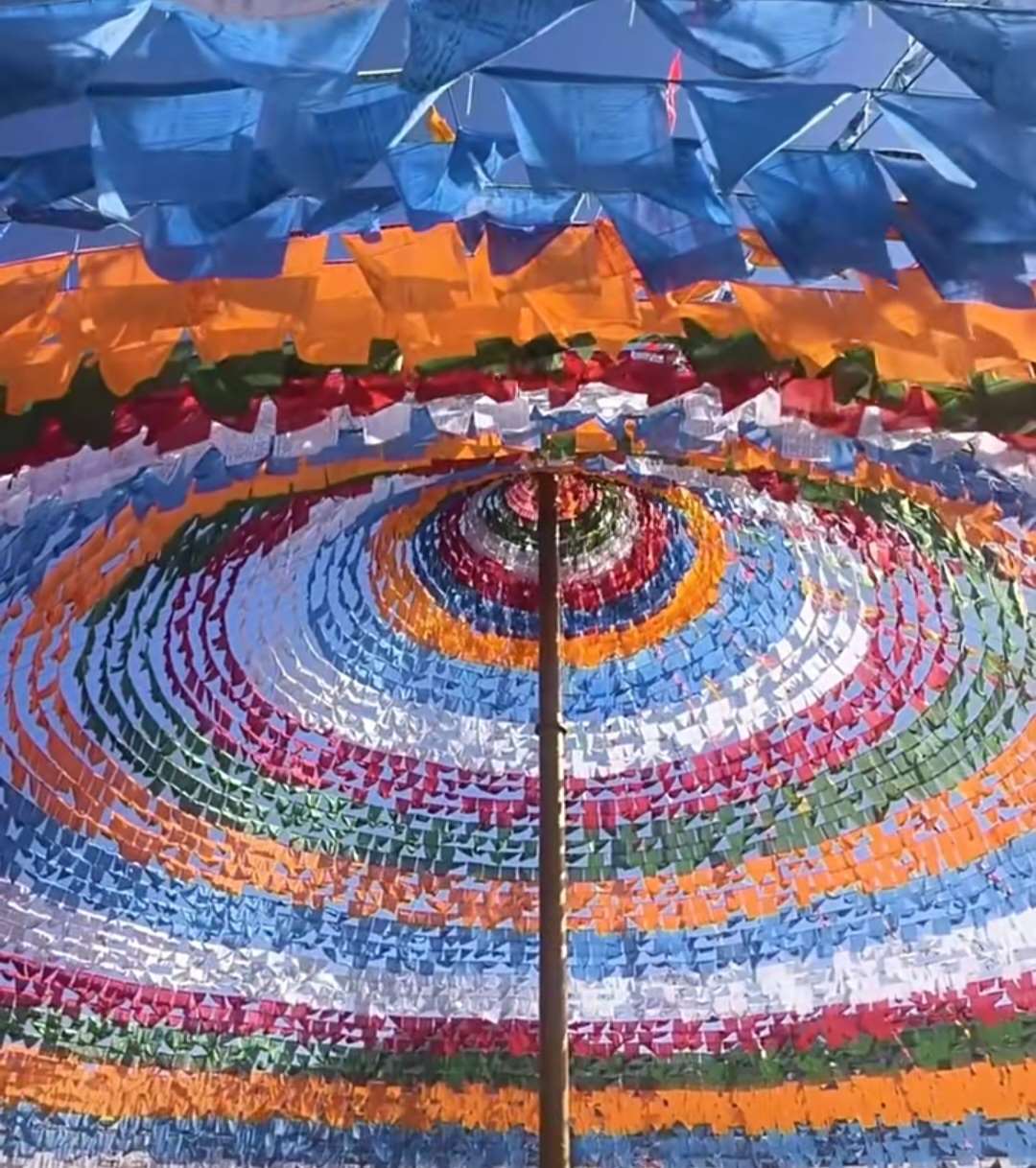 藏區五彩繽紛的經幡成為遊客打卡熱門景點( 圖片來源：微信公眾號)