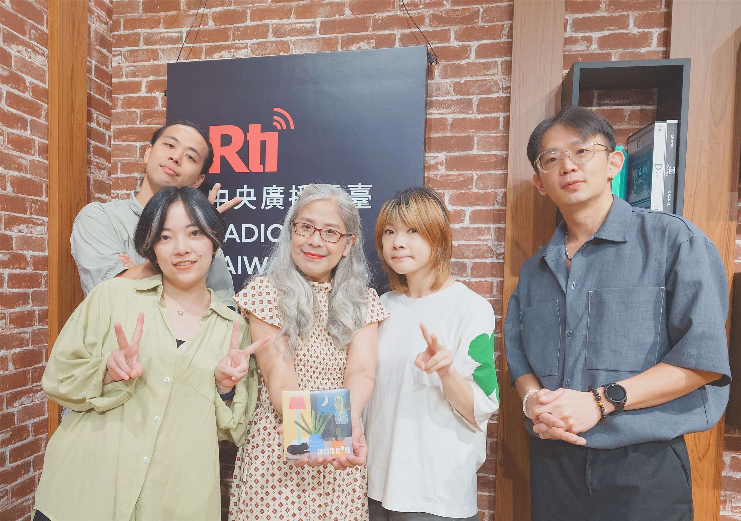 Voice to the World主持人介文，專訪 植物系樂團 蕨鳴子。