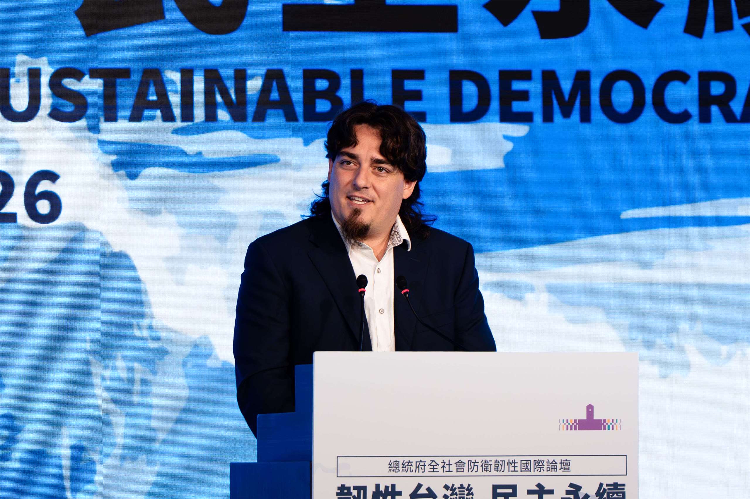 美國國防科技公司安杜里爾(Anduril Industries)創辦人拉奇(Palmer Luckey)19日於「全社會防衛韌性委員會國際論壇」發表專題演說。(楊仁翔 攝)