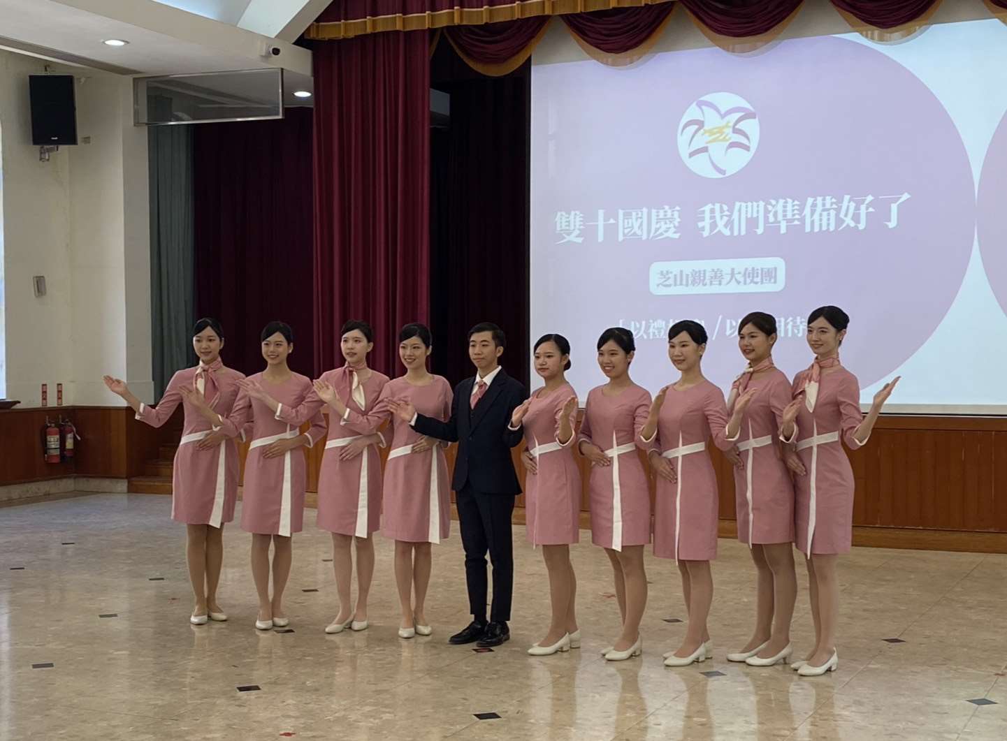 睽違3年，國立台北教育大學芝山親善大使團今年將重返國慶大典服務，獲選執行禮賓任務的10位學生22日也穿上全新禮賓制服，正式亮相。(陳念宜 攝)