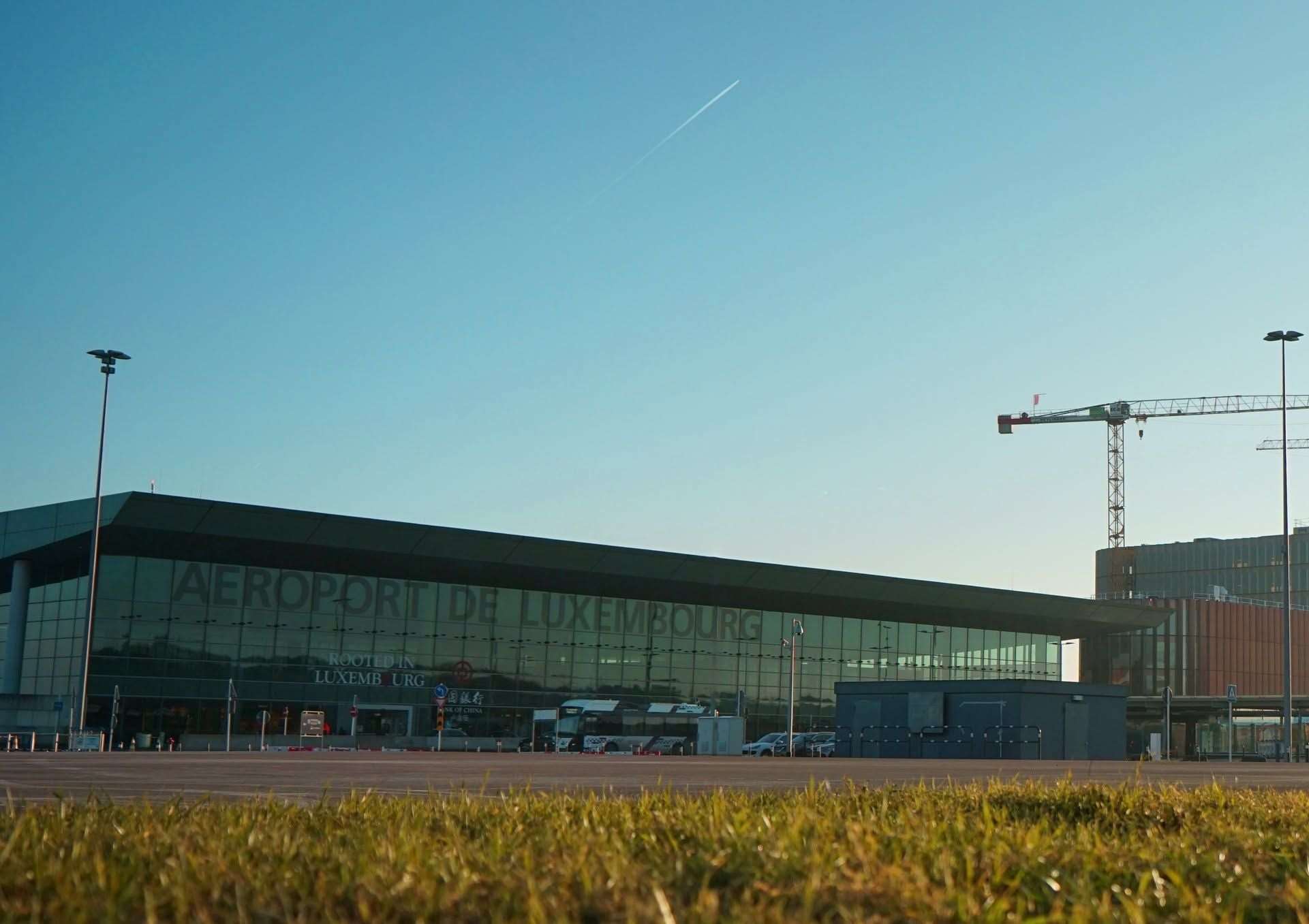 盧森堡機場(​Luxembourg Airport)18日晚間因為在機場附近和上空，發現「未經授權的無人飛行器系統」或無人機而暫停運作後，根據當局表示，19日已經恢復航班起降。  (圖:FB/Luxairport)