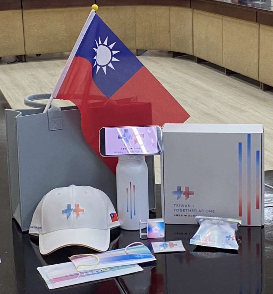 慶籌會21日開箱國慶禮賓袋紀念品。(陳念宜 攝)