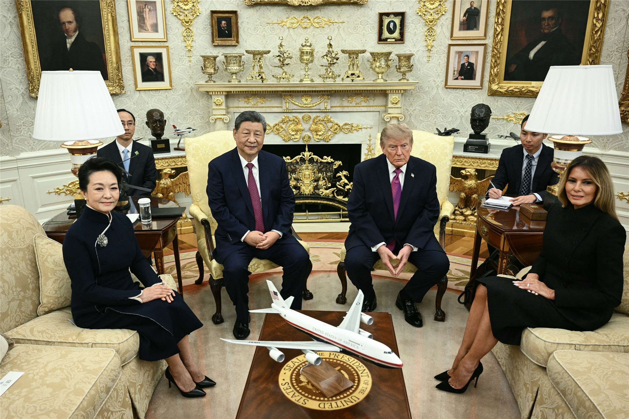 中國國家主席習近平(左二)攜夫人彭麗媛(左一)與美國總統川普(右二)與夫人梅蘭妮亞(右一)在白宮橢圓形辦公室舉行雙邊會晤。