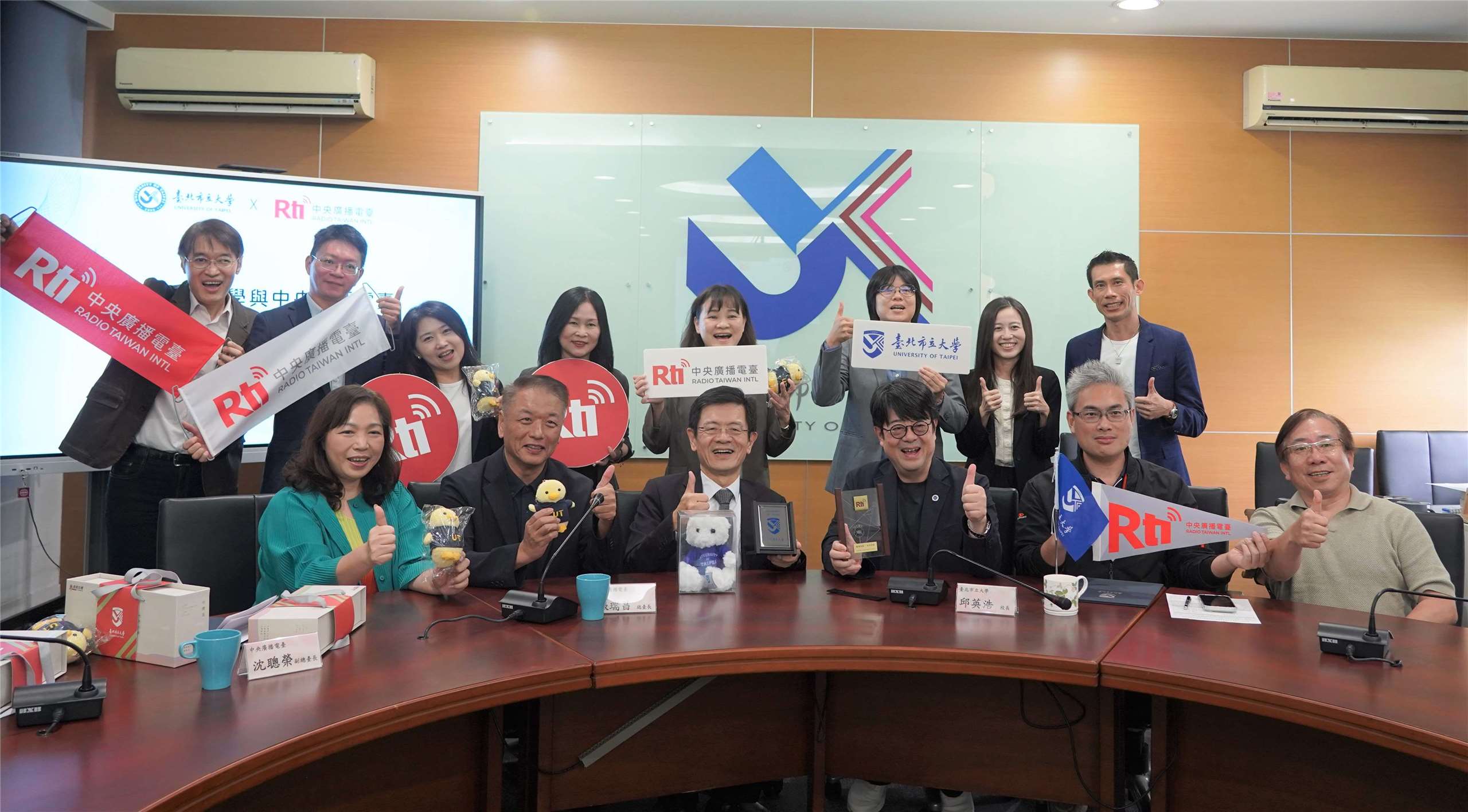 台北市立大學今(16)日與中央廣播電台簽署策略聯盟合作備忘錄，未來將共同開設媒體實務課程、推動產學協同教學。(北市大提供)