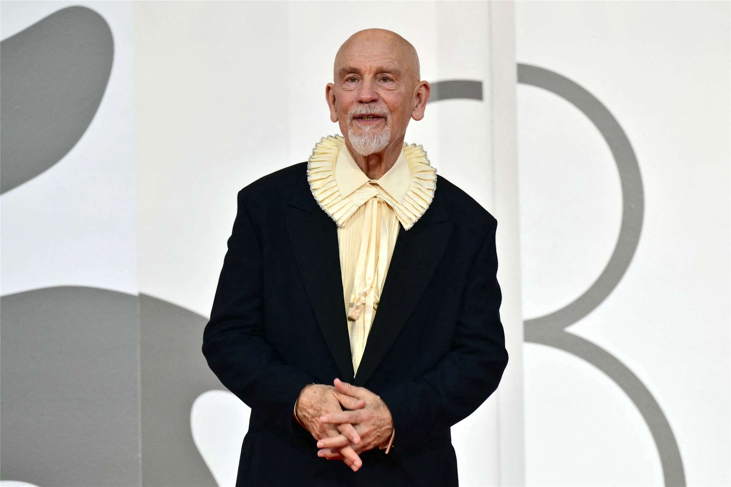 美國演員約翰馬可維奇(John Malkovich)於2026年9月3日出席第83屆威尼斯國際影展電影《野馬九號》首映紅毯活動。 (AFP)