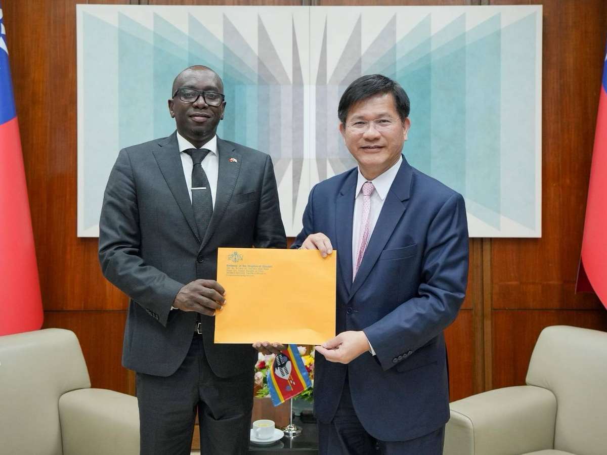 友邦史瓦帝尼新任駐台大使庫涅內(Vulindlela Kunene，左)向外交部長林佳龍(右)呈遞到任國書副本 (外交部提供)