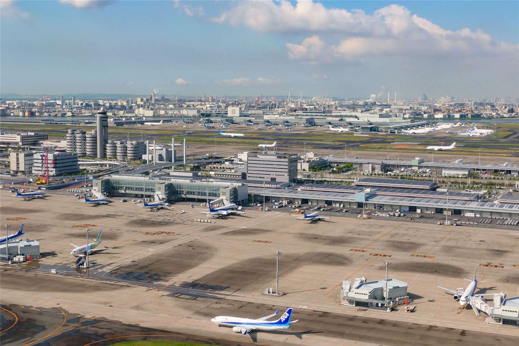 東京羽田機場起降的私人飛機、自用機等小型飛機，若不聽從管制員的指示達3次，將禁止機長使用羽田機場。圖為日本東京羽田機場的停機坪。(維基百科/CC BY-SA 4.0)