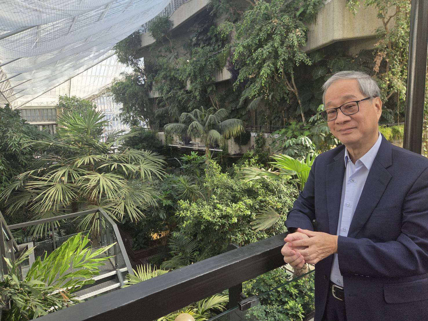 文化部長李遠6日展開英、法歐洲訪問行程，首站抵達倫敦，先參訪著名巴比肯藝術中心，對該中心溫室露台印象深刻。(江昭倫 攝)