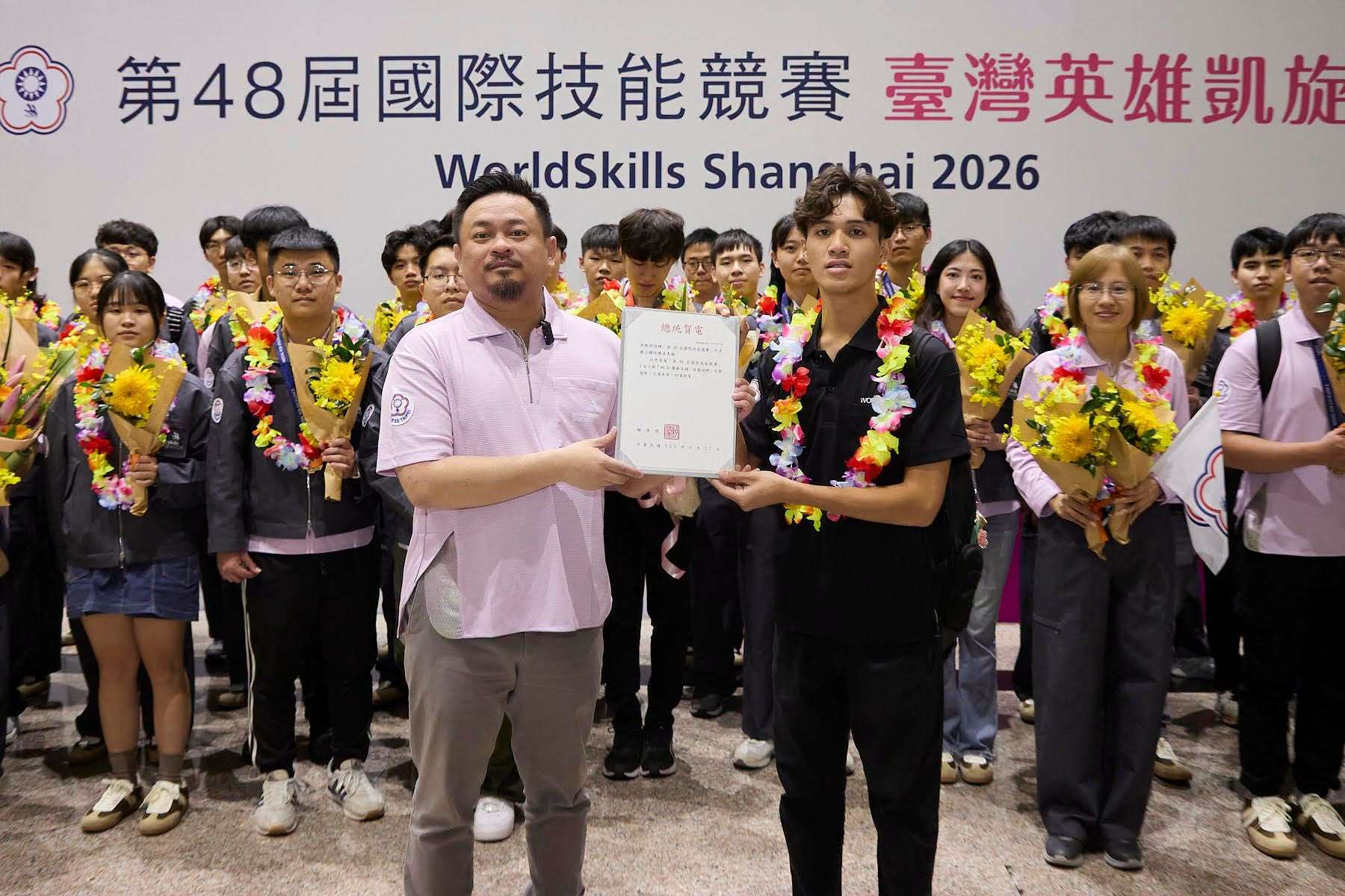 第48屆國際技能競賽落幕，台灣代表團28日下午返台，勞動部長洪申翰(前左)親自赴桃園國際機場接機，並帶來總統賴清德賀電，肯定選手們以堅持不懈的精神與精湛技藝為國家爭光。(圖：勞動部臉書)