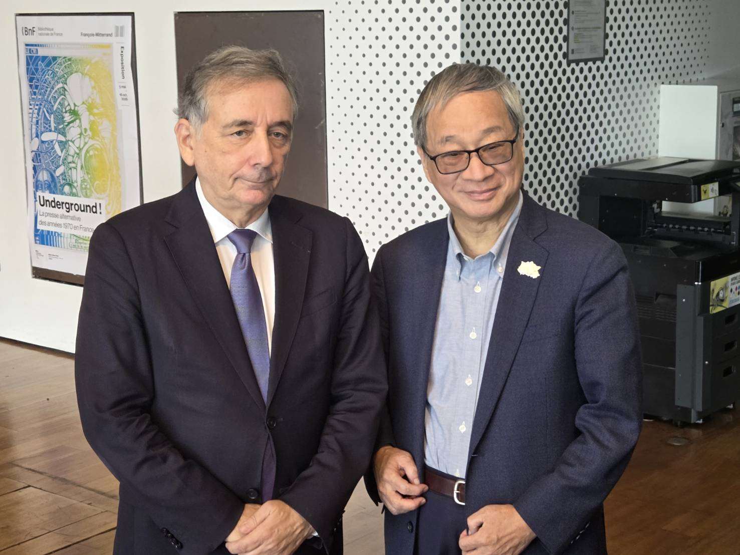 文化部長李遠(右)10日二度訪法，首站拜會法國國家圖書館密特朗館，由館長吉爾・佩庫（Gilles Pécout）(右)親自接待，雙方一見如故，交流熱絡。(江昭倫 攝)