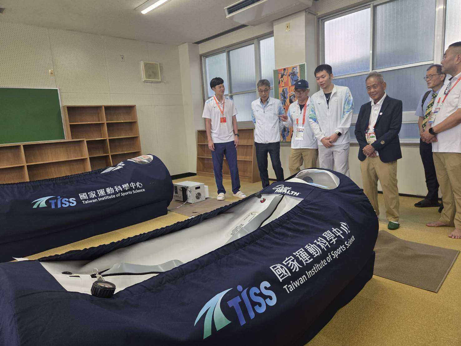 行政院政務委員吳誠文(左三)、農業部長陳駿季(左二)及運動部長李洋(左四)19日上午視察設於名古屋市區、由廢校空間整修改造的亞運中繼站。(江昭倫 攝影)