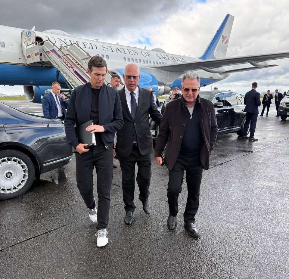 普丁特使德米崔耶夫（Kirill Dmitriev）(中) 在機場迎接美國特使魏科夫（Steve Witkoff）(右)和庫許納（Jared Kushner）(左)訪問莫斯科。(X@kadmitriev)