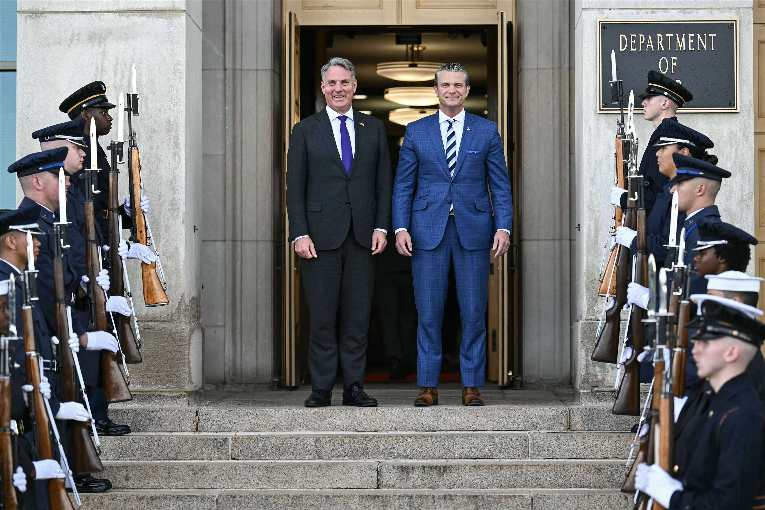 美國國防部長赫格塞斯(Pete Hegseth)(右)2日與澳洲防長馬勒斯(Richard Marles)在五角大廈接受儀隊致敬。