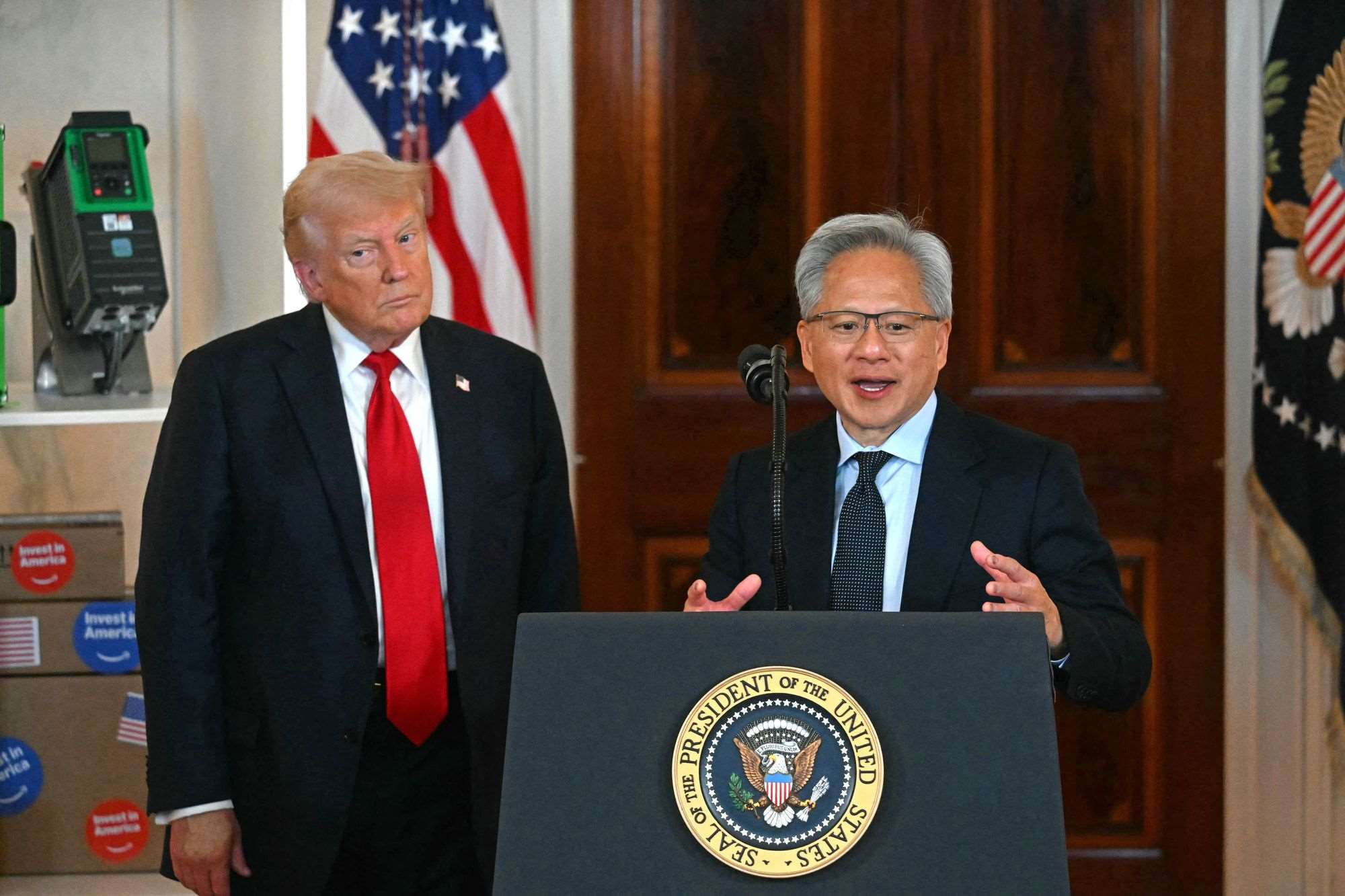 美國總統川普和輝達執行長黃仁勳反駁AI末日論。圖為川普2025年4月30日邀請黃仁勳等多位企業家到白宮參加投資美國活動。資料照片。