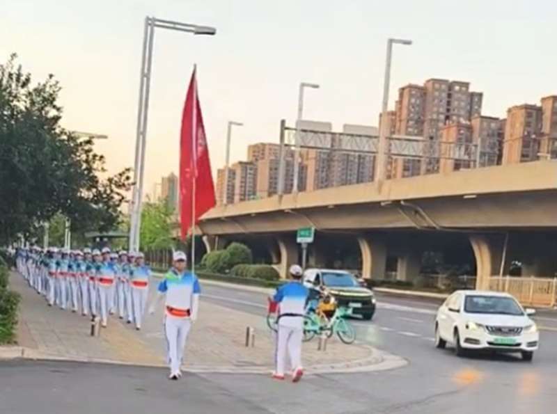 「暴走團」在中國主要由中老年人組成，參與者多穿著統一服裝，在領隊帶領下於公園或馬路集體健步，並攜帶外置音響播放強勁音樂。(圖翻攝微博@交通安全蜀黍)
