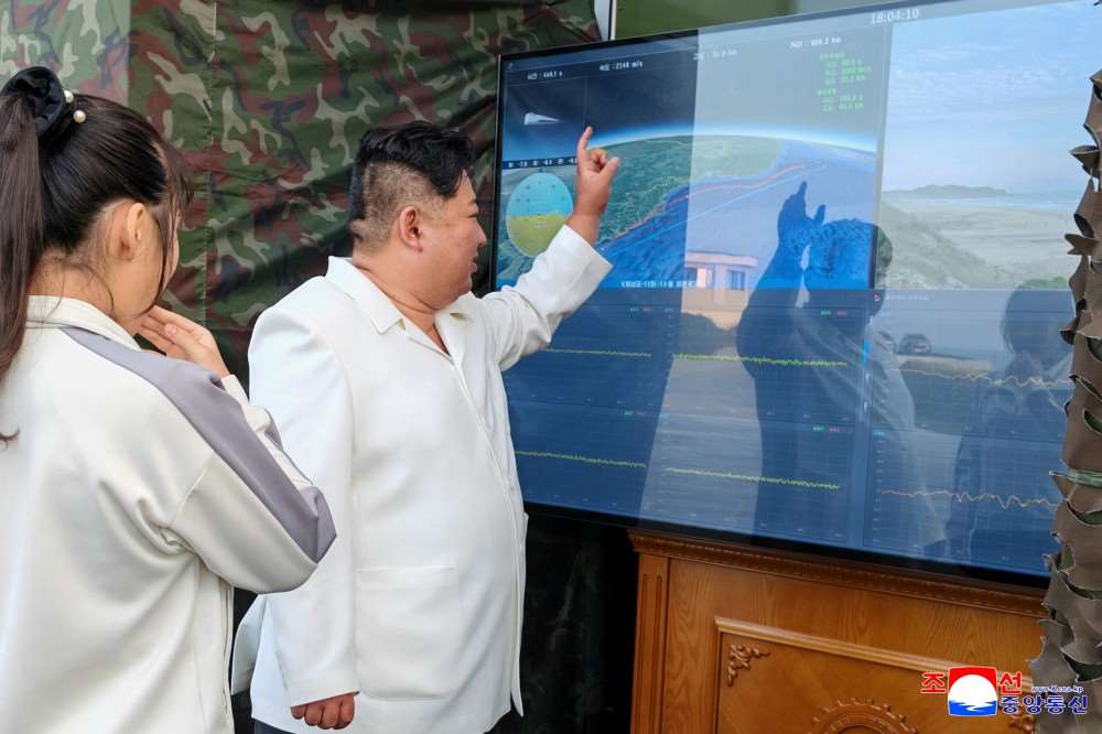 北韓官媒22日報導，北韓領導人金正恩親自視察「新型武器」系統試射。 (圖:KCNA)
