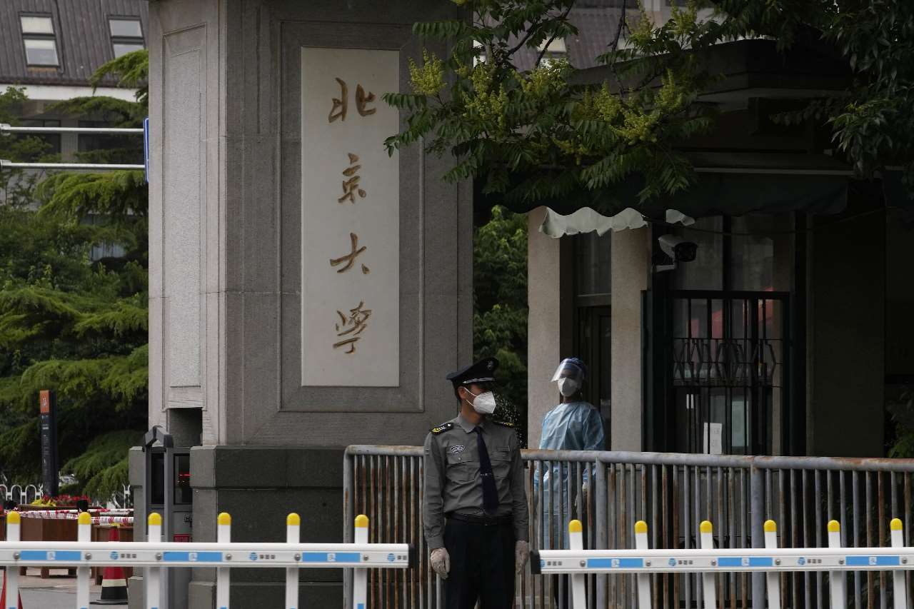 北京大學11日在校內公告欄公布「北京大學落實過緊日子要求實施辦法」，要求各單位不得到21個風景名勝區開會。