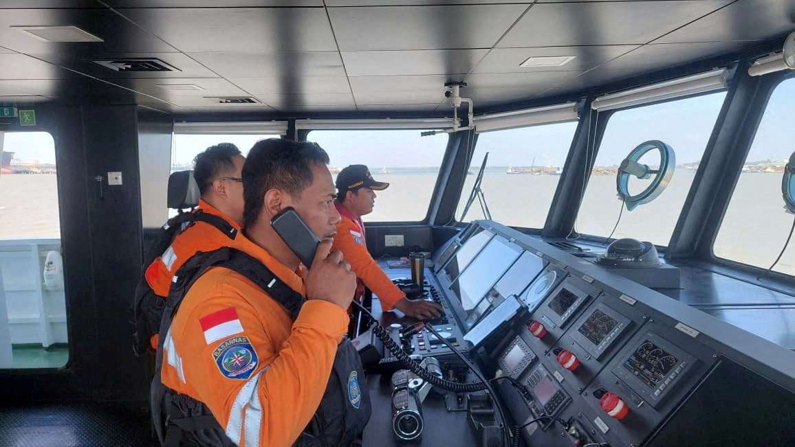 一艘載有243人的印尼渡輪12日從東爪哇省(East Java)泗水(Surabaya)出發，隨後遭遇惡劣天候，並於13日凌晨與所屬航運公司失聯。圖為救援人員進行搜救行動。