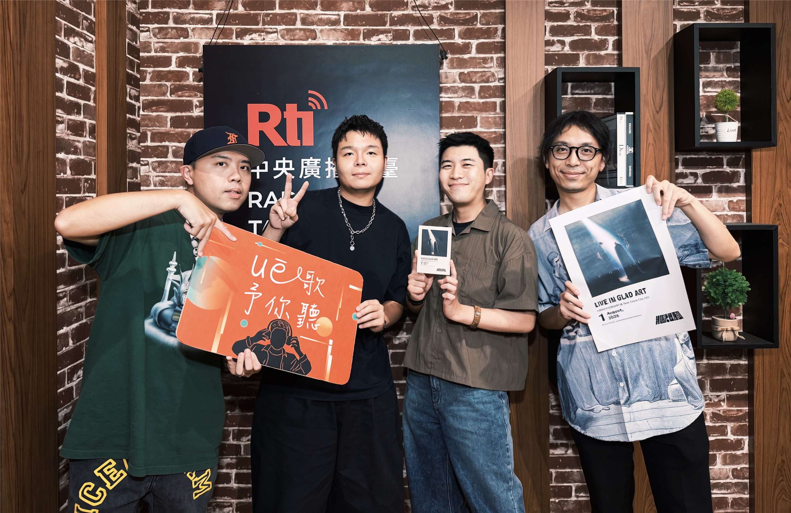 內克(右二)與新時代進香團STACO(左一)、ERIC(左二)與宗訓(右一)之合照