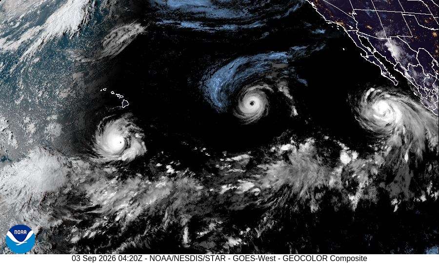 美國國家颶風中心(NHC)衛星雲圖顯示，東太平洋同時有三個氣旋出現，位於最西側的是羅艾爾颶風(Hurricane Lowell)，其後是卡琳娜颶風(Hurricane Karina)。(圖取自NHC官網)