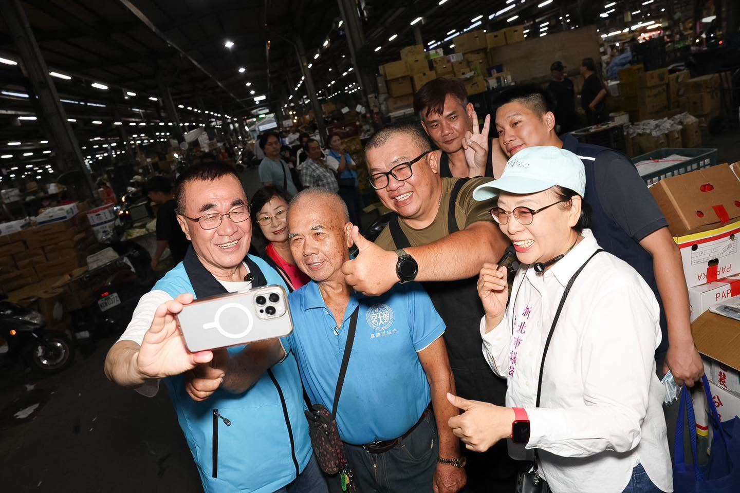 國民黨新北市長參選人李四川(左1)24日一早赴蘆洲果菜市場拜票，隨後又轉往鶯歌成立競選總部及川友會。(FB@李四川Hammer Lee)