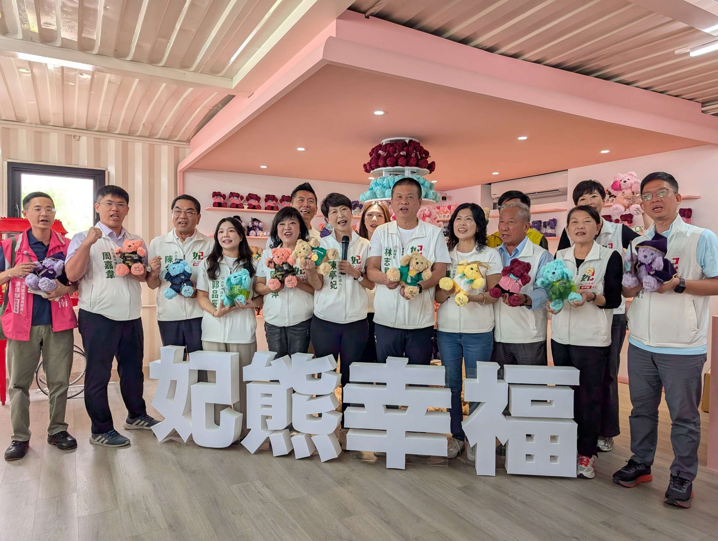 台南市長選戰升溫，民進黨參選人陳亭妃今天(22日)在競選總部發布「交通七彩行」AI動畫政見。（陳亭妃辦公室提供）