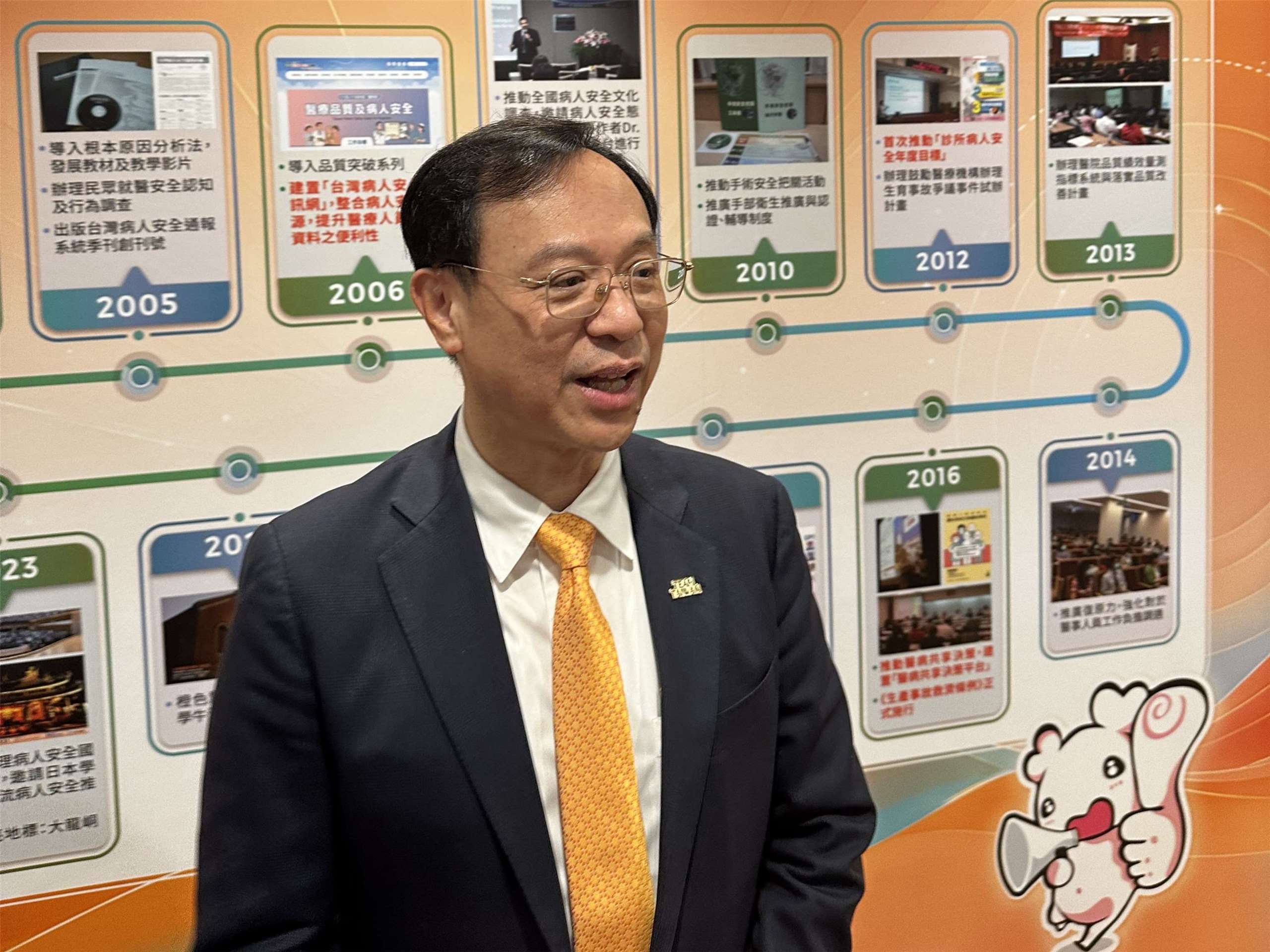 衛福部長石崇良16日出席活動前談到健康幣的初步規劃情況。(楊雨青攝)