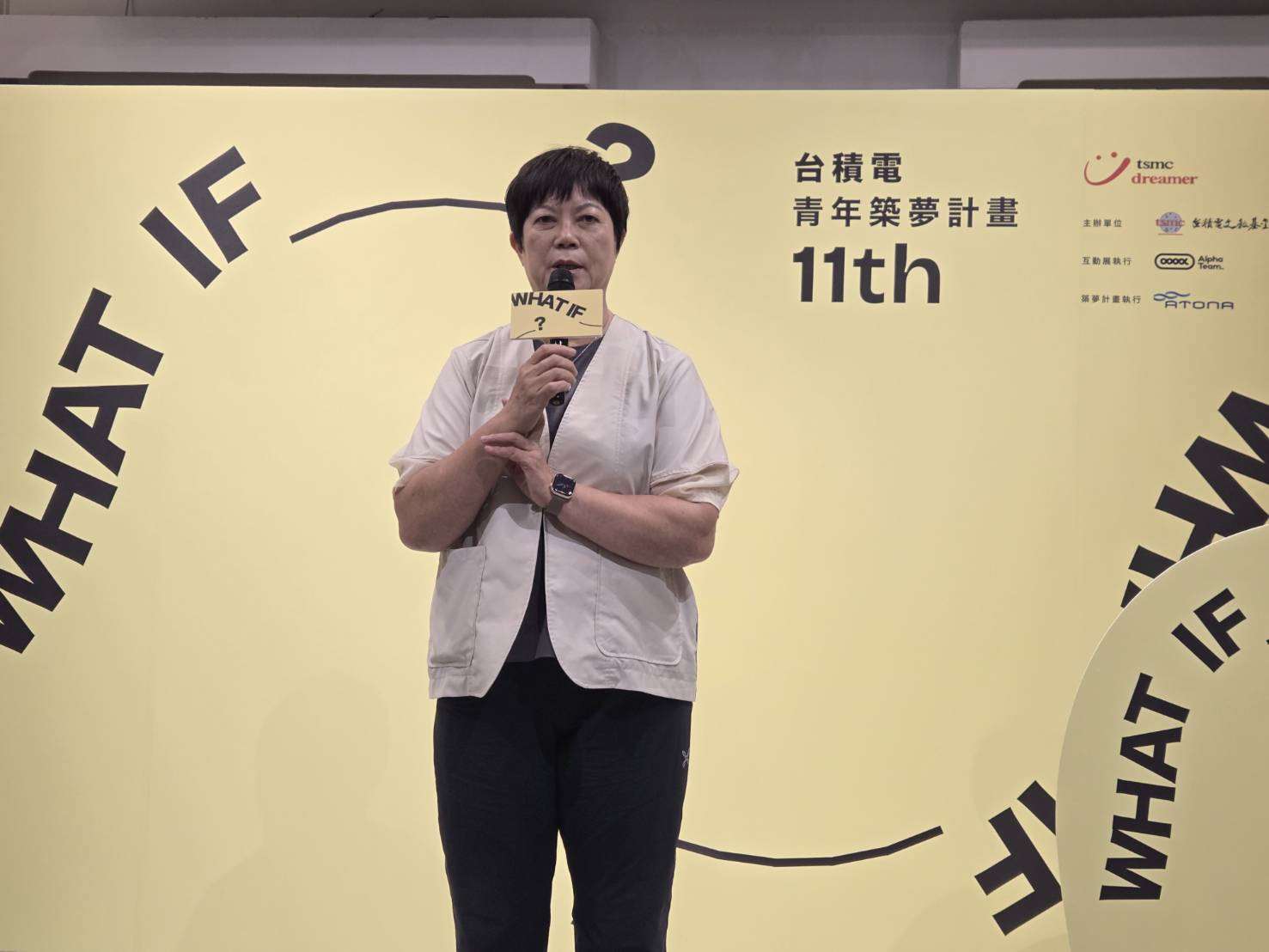 擔任台積電文教基金會董事的前台積電大掌櫃何麗梅，4日出席第11屆「台積電青年築夢計畫」《WHAT IF ?》互動展，以自身經驗鼓勵年輕人勇於嘗試，也透露新夢想希望協助青年築夢。(江昭倫 攝)